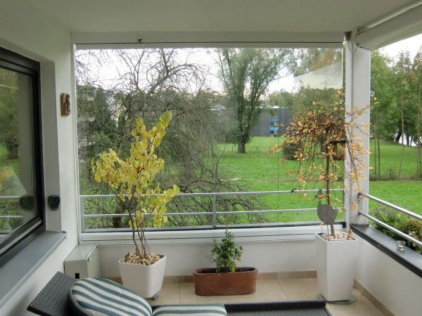 Balkon Windschutz mit Faltschiebetüranlagen von Glas Scholl