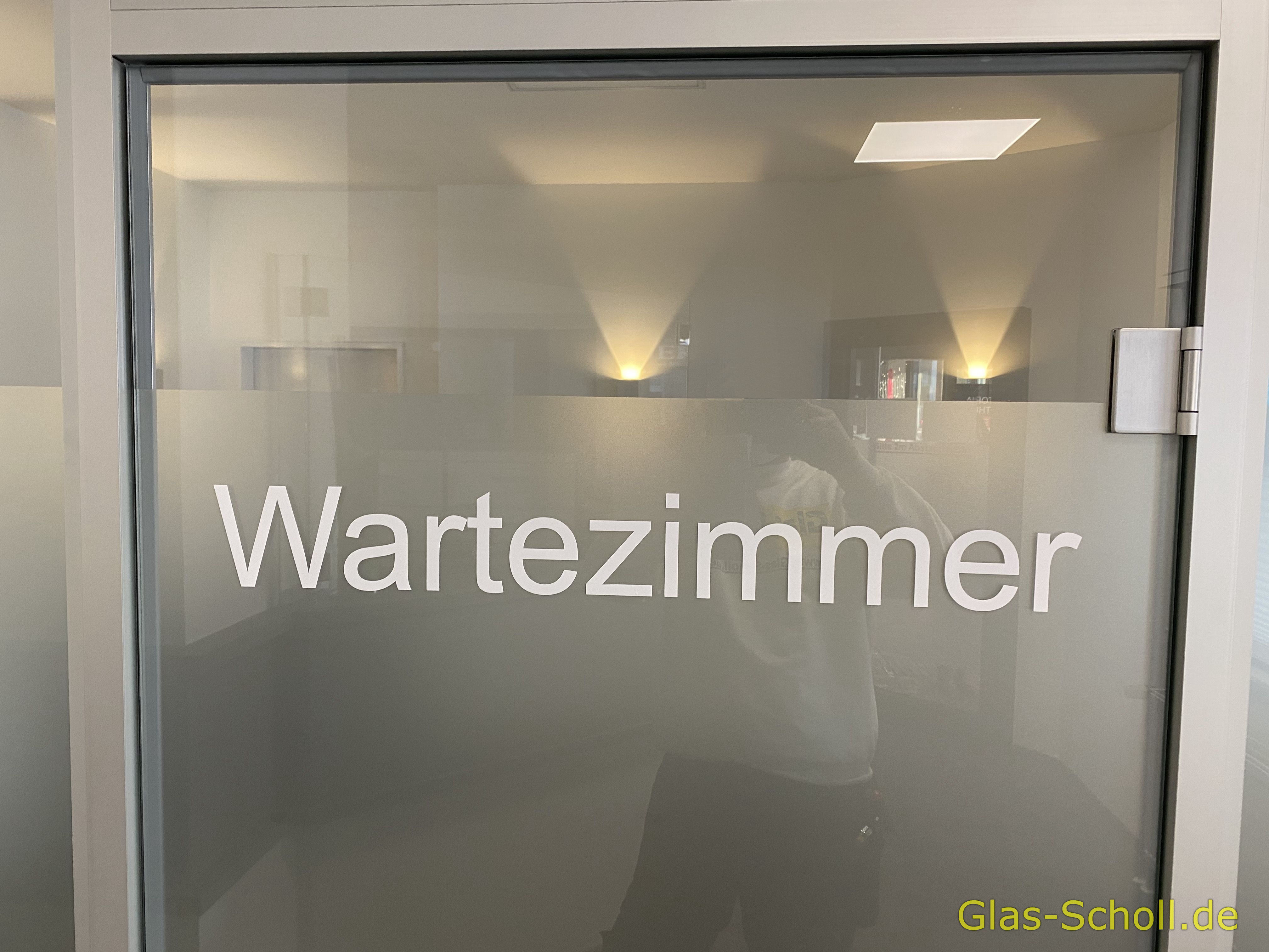 Wartezimmer mit Glaswand und Tür abgetrennt von Glas Scholl