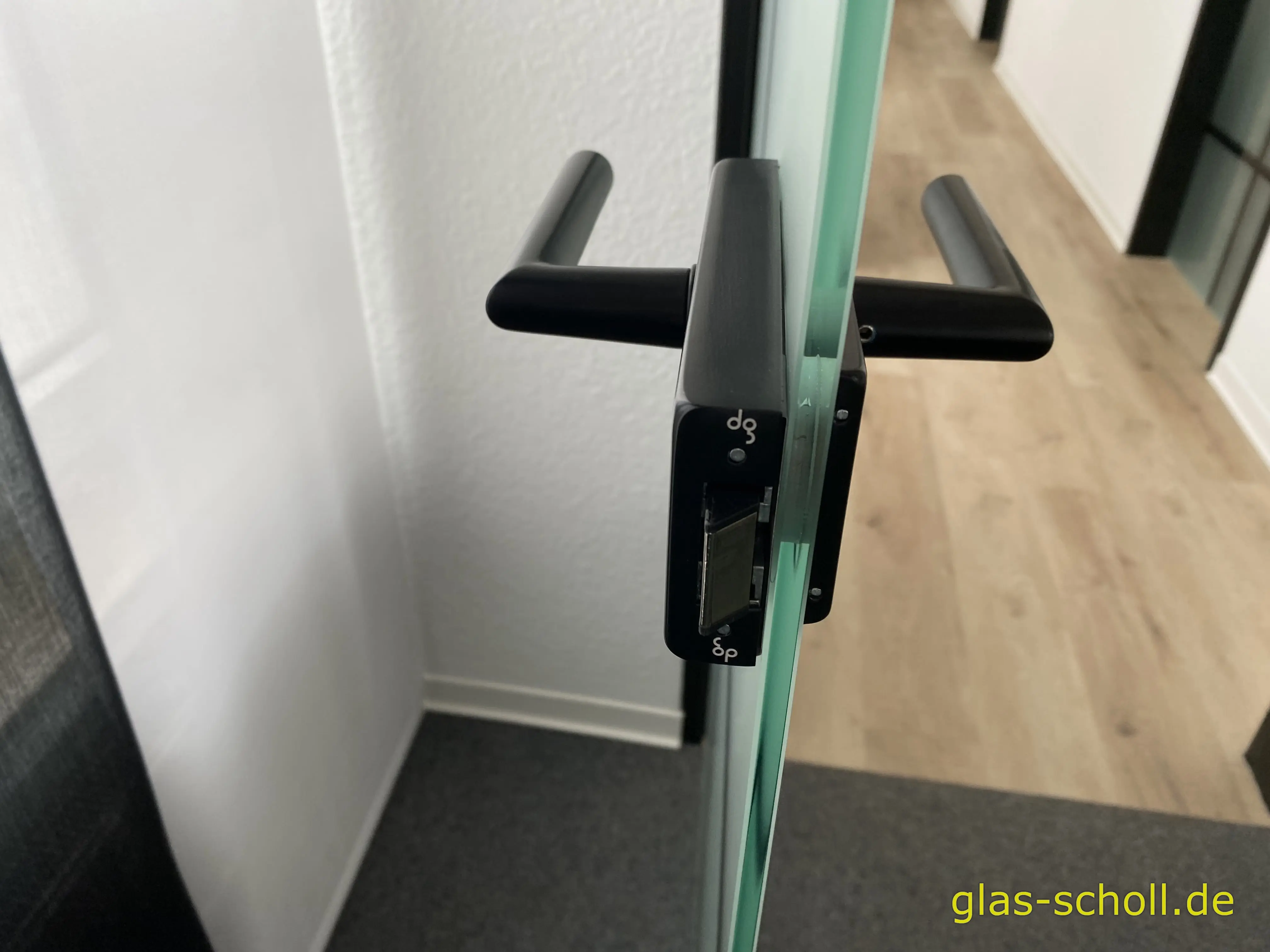 Umbau von Holz auf Industrial-Style Ganzglastüren von www.Glas-Scholl.de