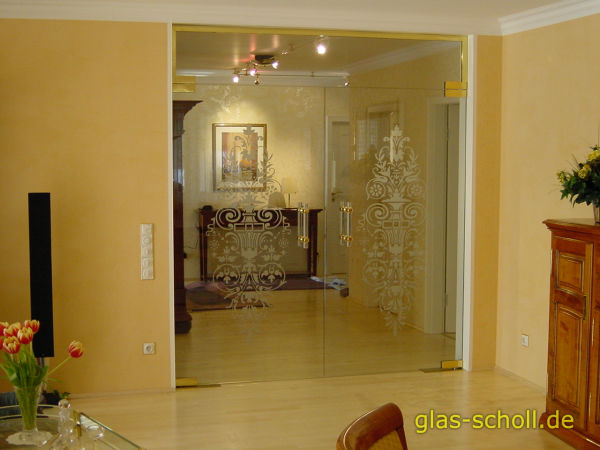 goldene Ganzglas-Anlage mit Sandstrahl-Dekormotiv von Glas Scholl