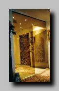 Ganzglas-Anlage mit Parsolt�ren und Sandstrahl-Dekor