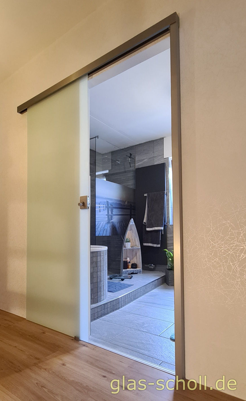 mechanisch verschließbare Schiebetür vor WC- oder Badezimmerbereich von www.glas-scholl.de