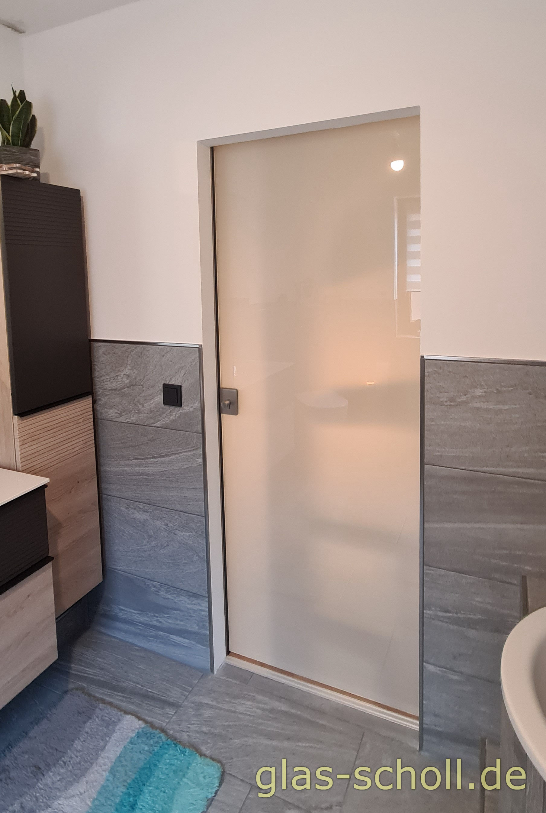 mechanisch verschließbare Schiebetür vor WC- oder Badezimmerbereich von www.glas-scholl.de