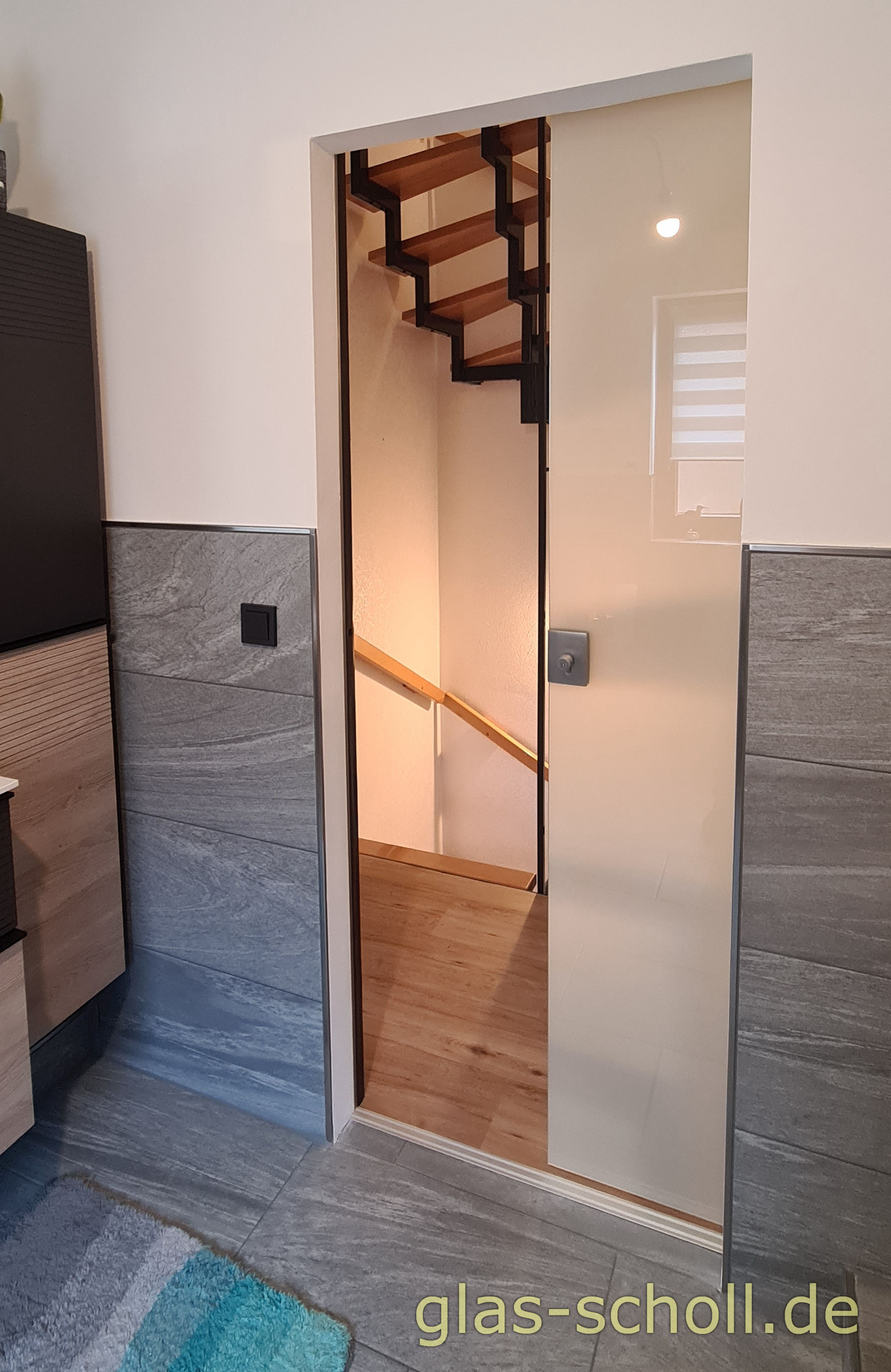 mechanisch verschließbare Schiebetür vor WC- oder Badezimmerbereich von www.glas-scholl.de