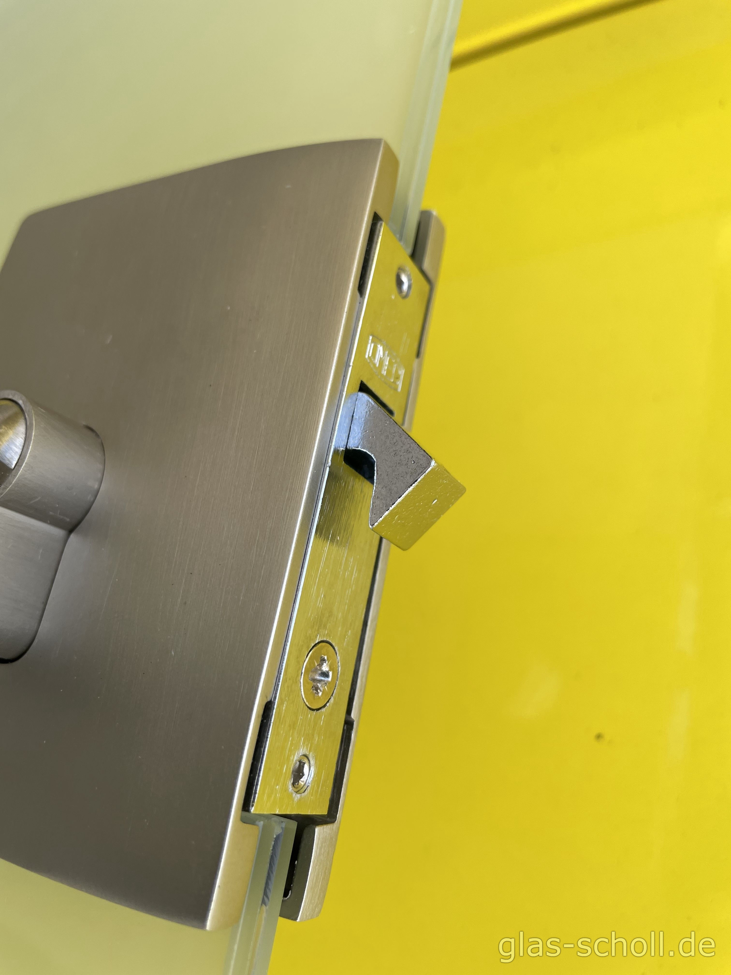 mechanisch verschließbare Schiebetür vor WC- oder Badezimmerbereich von www.glas-scholl.de