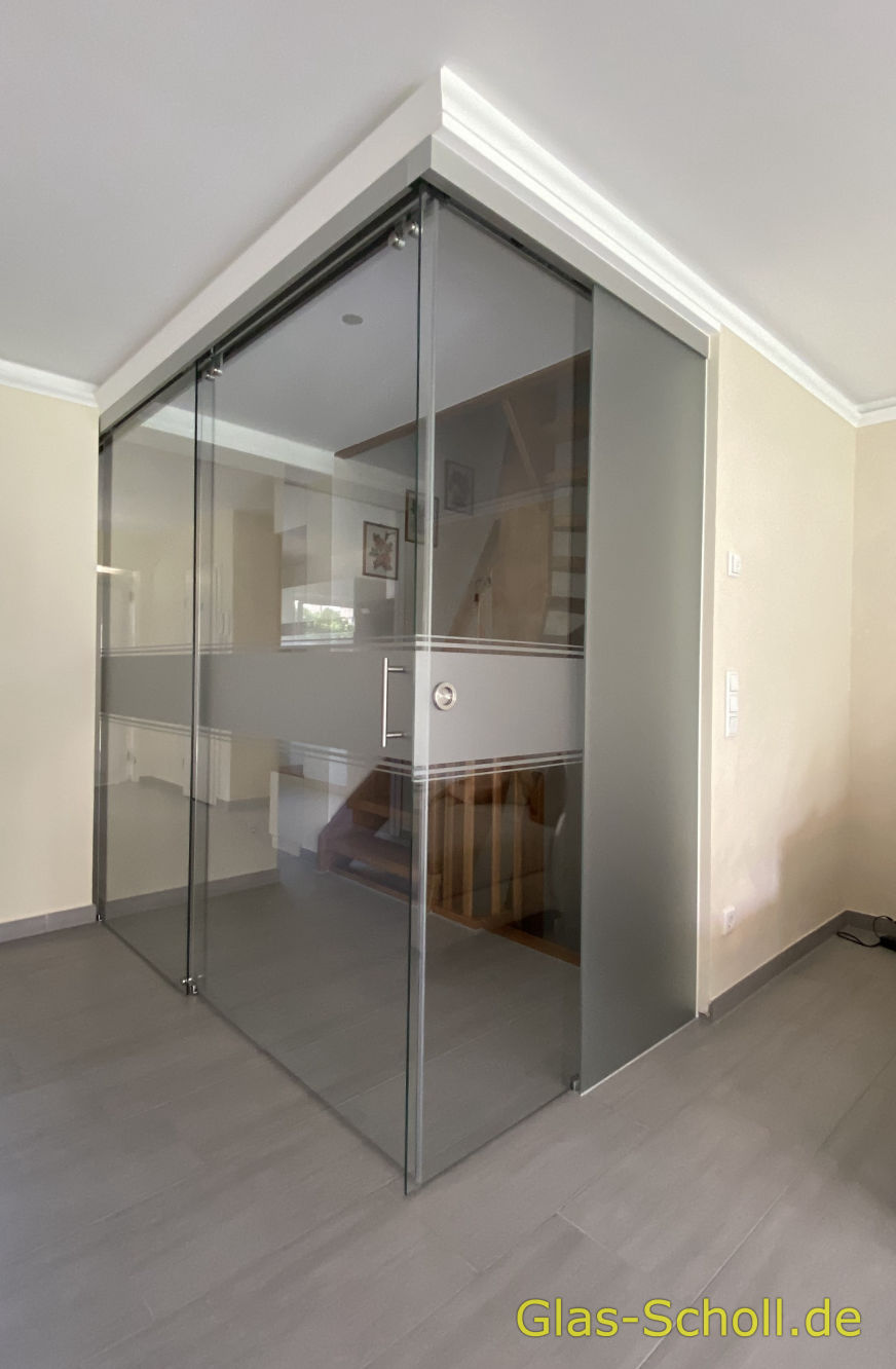 Twinline und Portavant G120 Schiebetüranlage über Eck als Flur-Wohnzimmer-Abtrennung von Glas Scholl