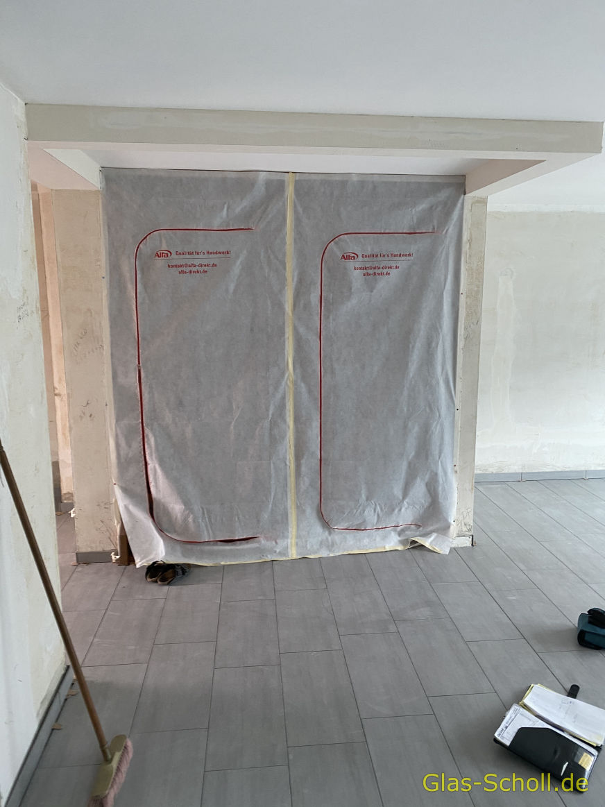 Twinline und Portavant G120 Schiebetüranlage über Eck als Flur-Wohnzimmer-Abtrennung von Glas Scholl