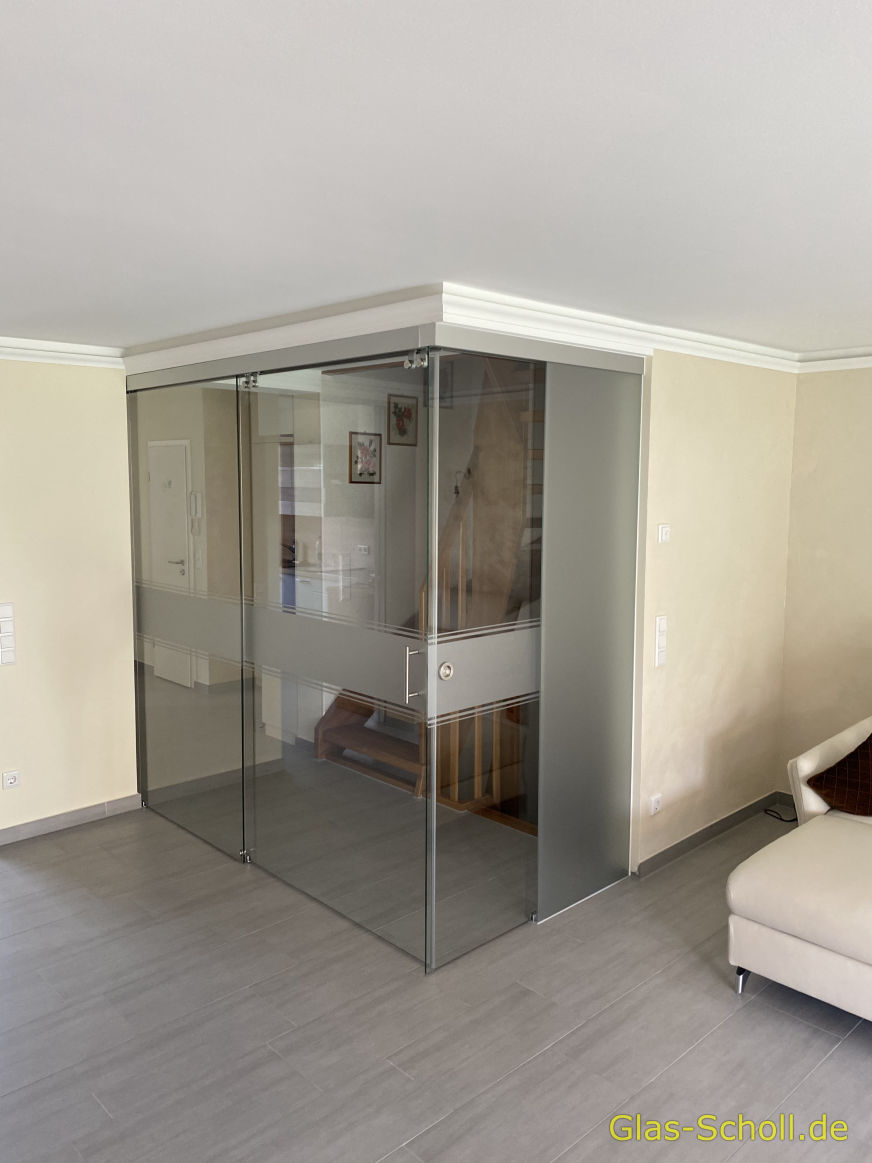 Twinline und Portavant G120 Schiebetüranlage über Eck als Flur-Wohnzimmer-Abtrennung von Glas Scholl
