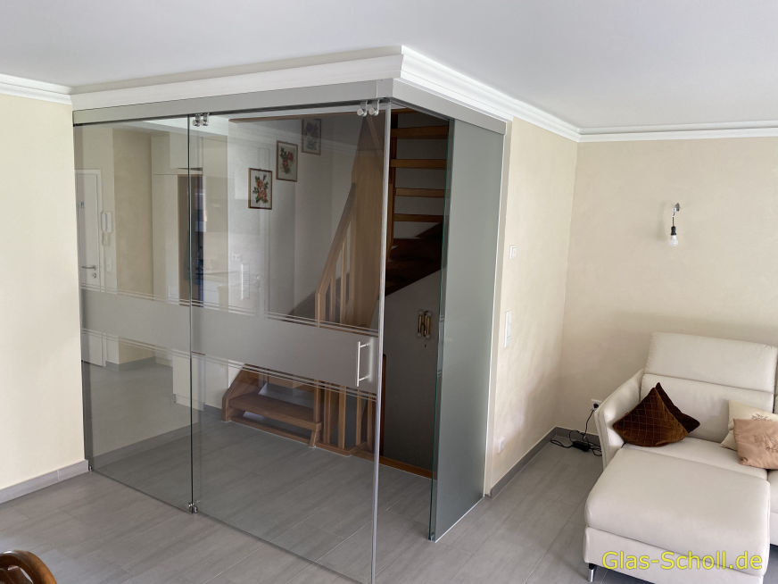 Twinline und Portavant G120 Schiebetüranlage über Eck als Flur-Wohnzimmer-Abtrennung von Glas Scholl