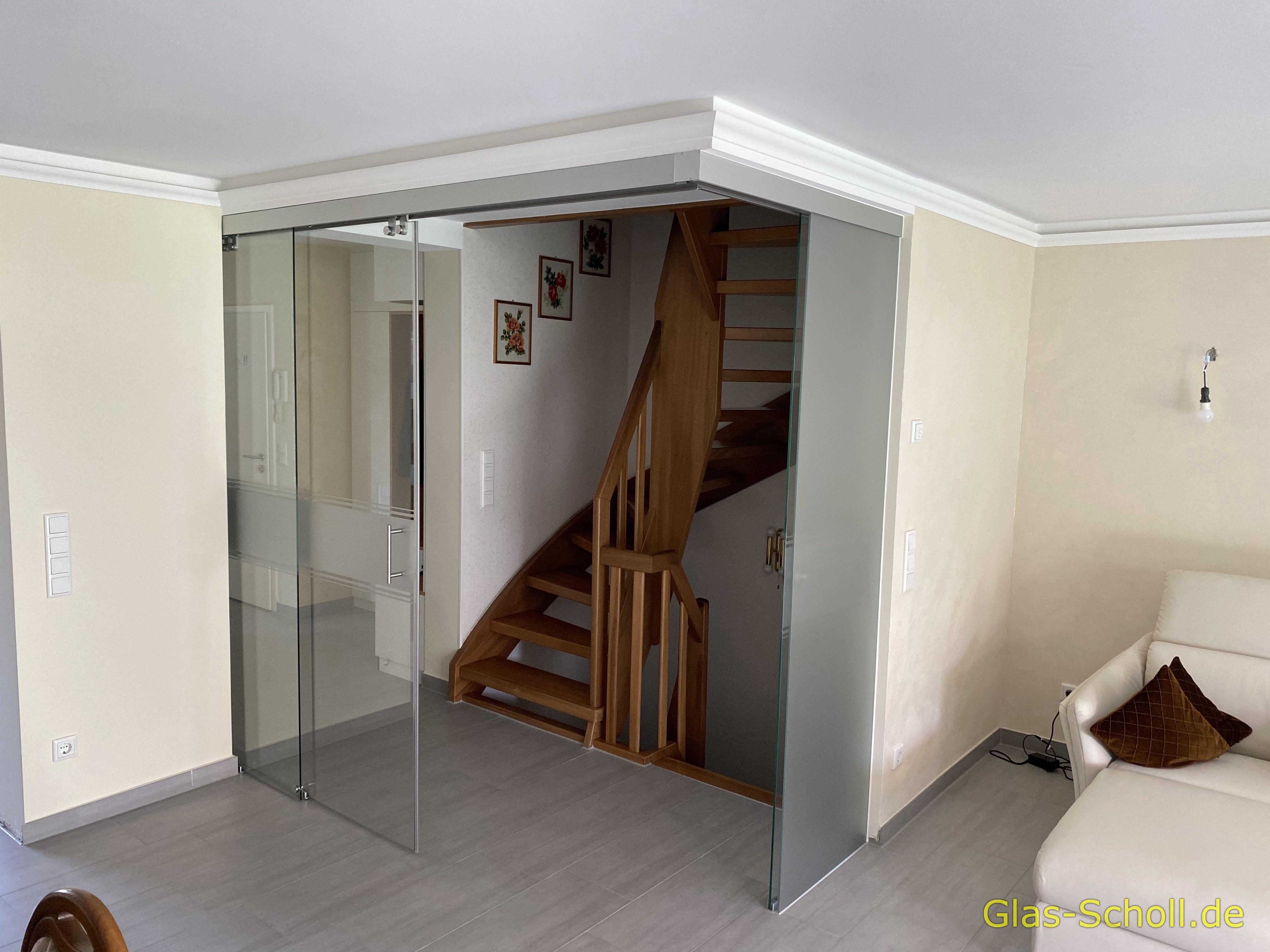 Twinline und Portavant G120 Schiebetüranlage über Eck als Flur-Wohnzimmer-Abtrennung von Glas Scholl