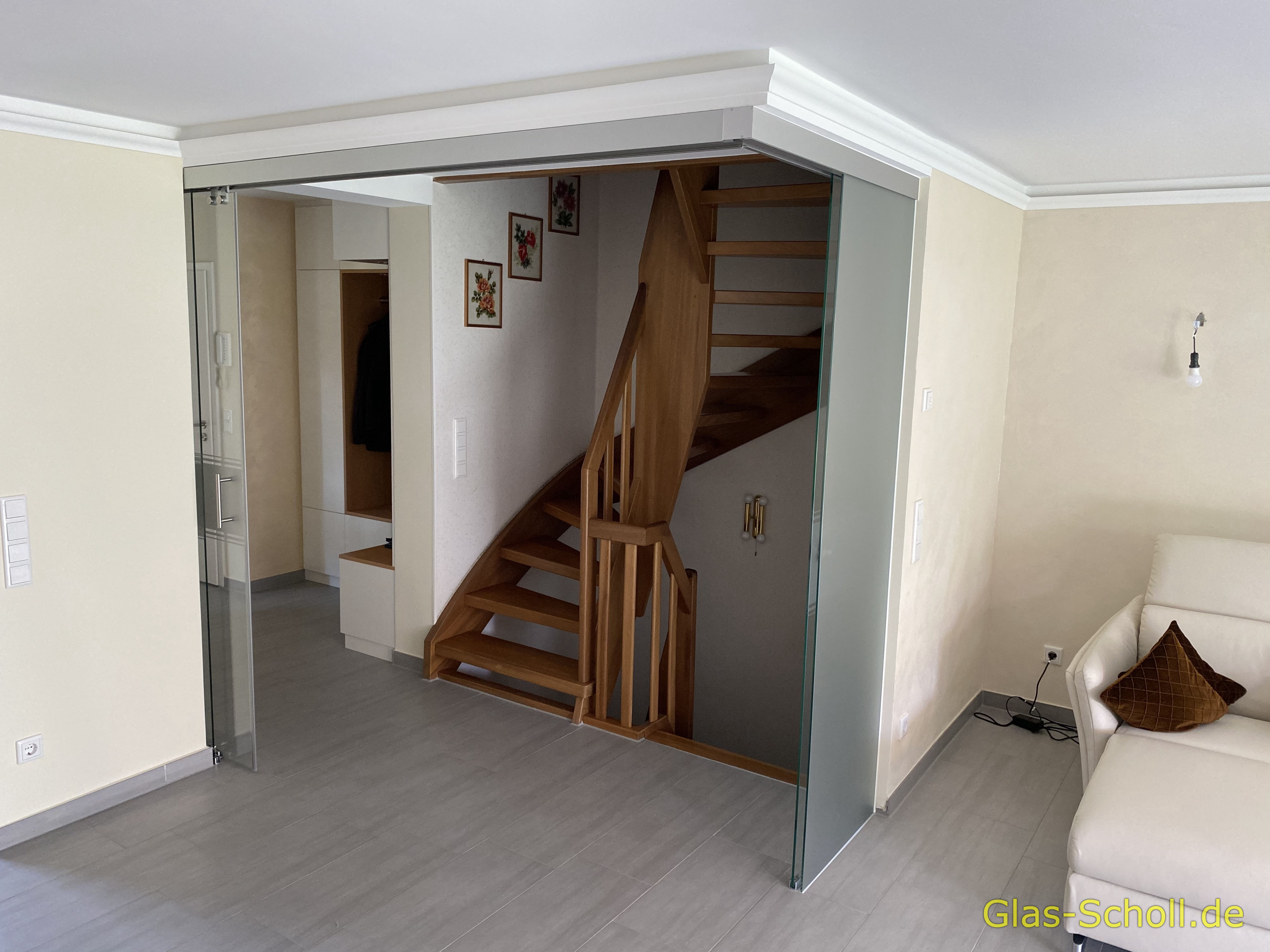 Twinline und Portavant G120 Schiebetüranlage über Eck als Flur-Wohnzimmer-Abtrennung von Glas Scholl