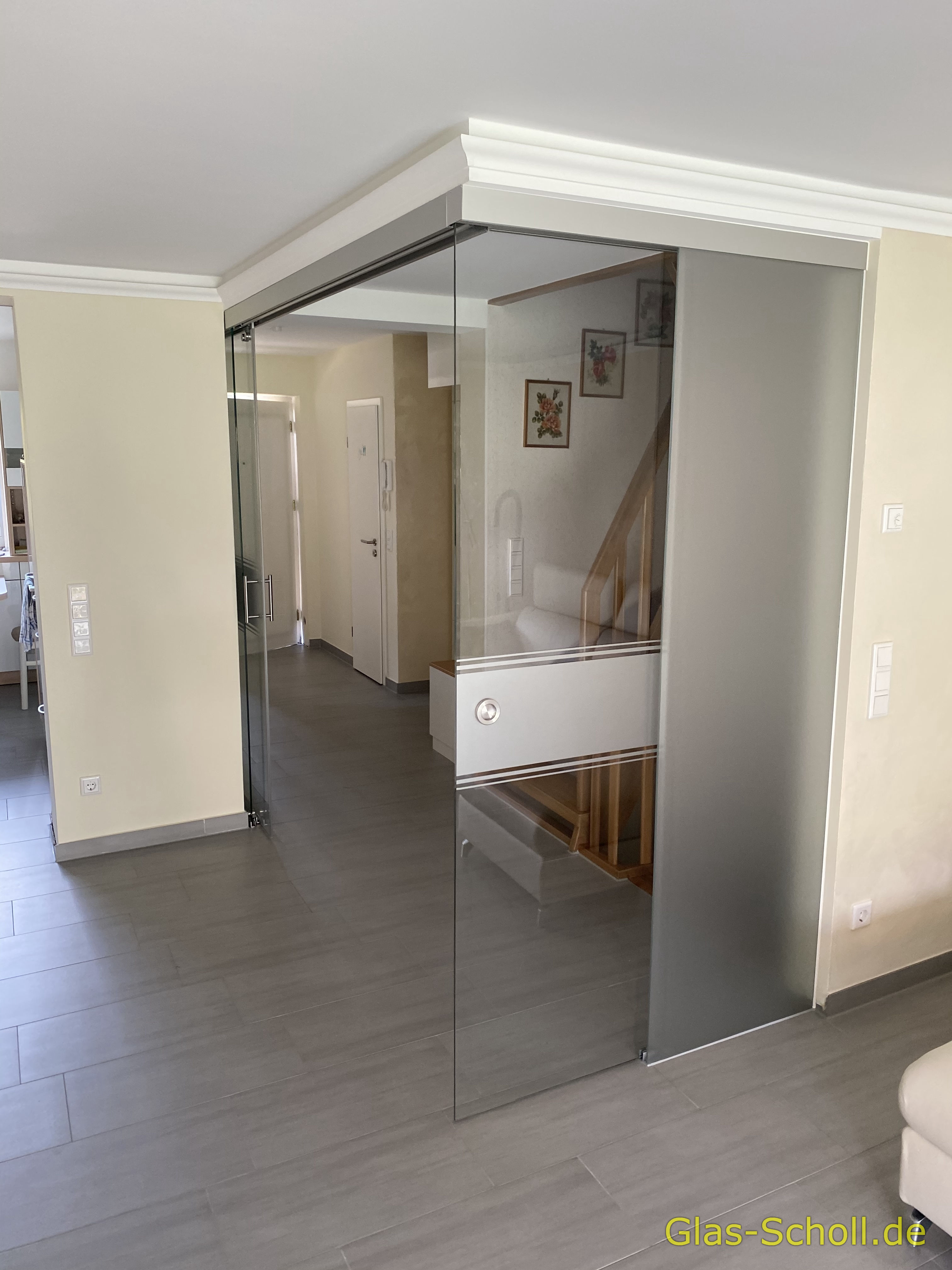 Twinline und Portavant G120 Schiebetüranlage über Eck als Flur-Wohnzimmer-Abtrennung von Glas Scholl
