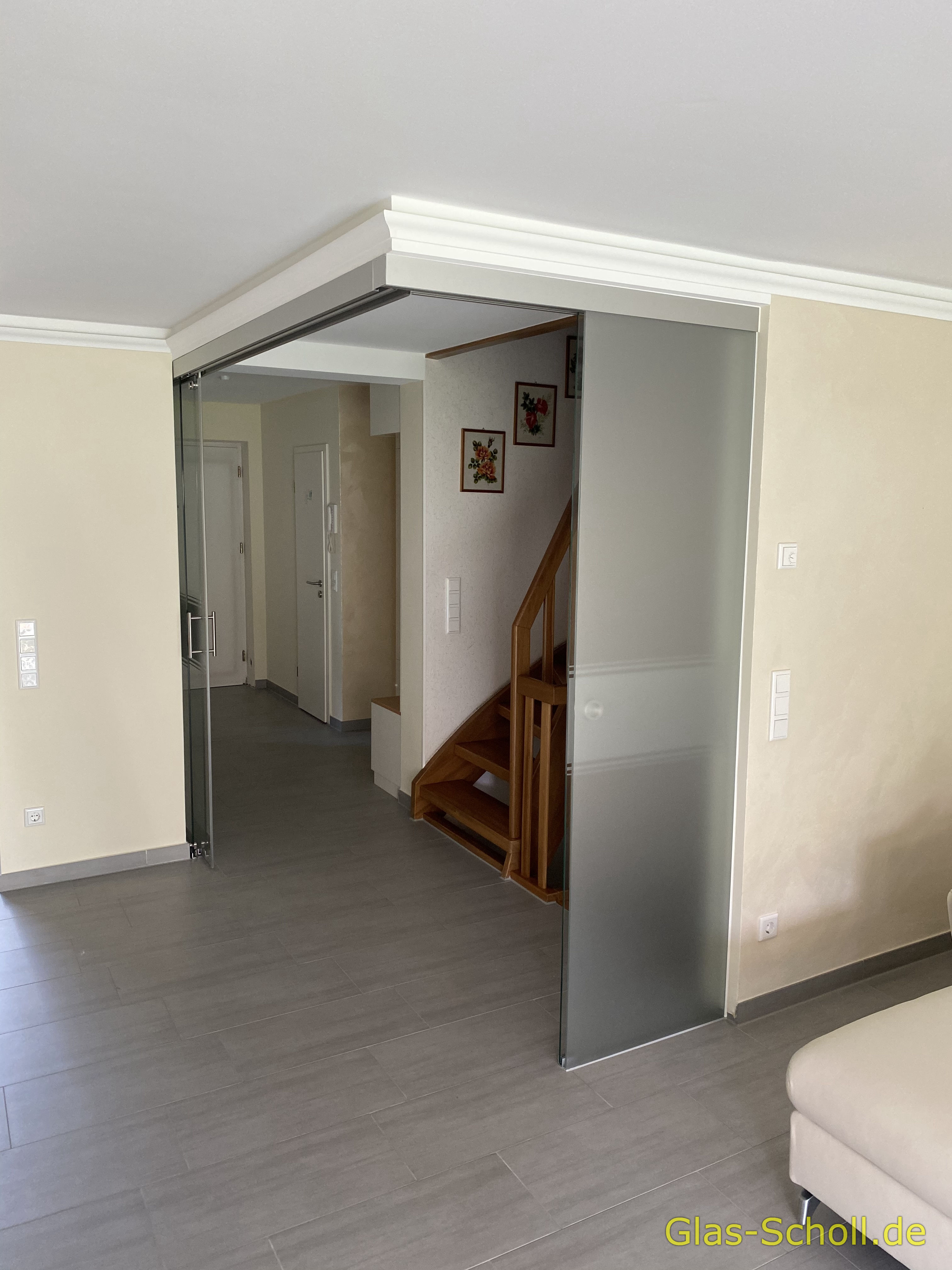 Twinline und Portavant G120 Schiebetüranlage über Eck als Flur-Wohnzimmer-Abtrennung von Glas Scholl
