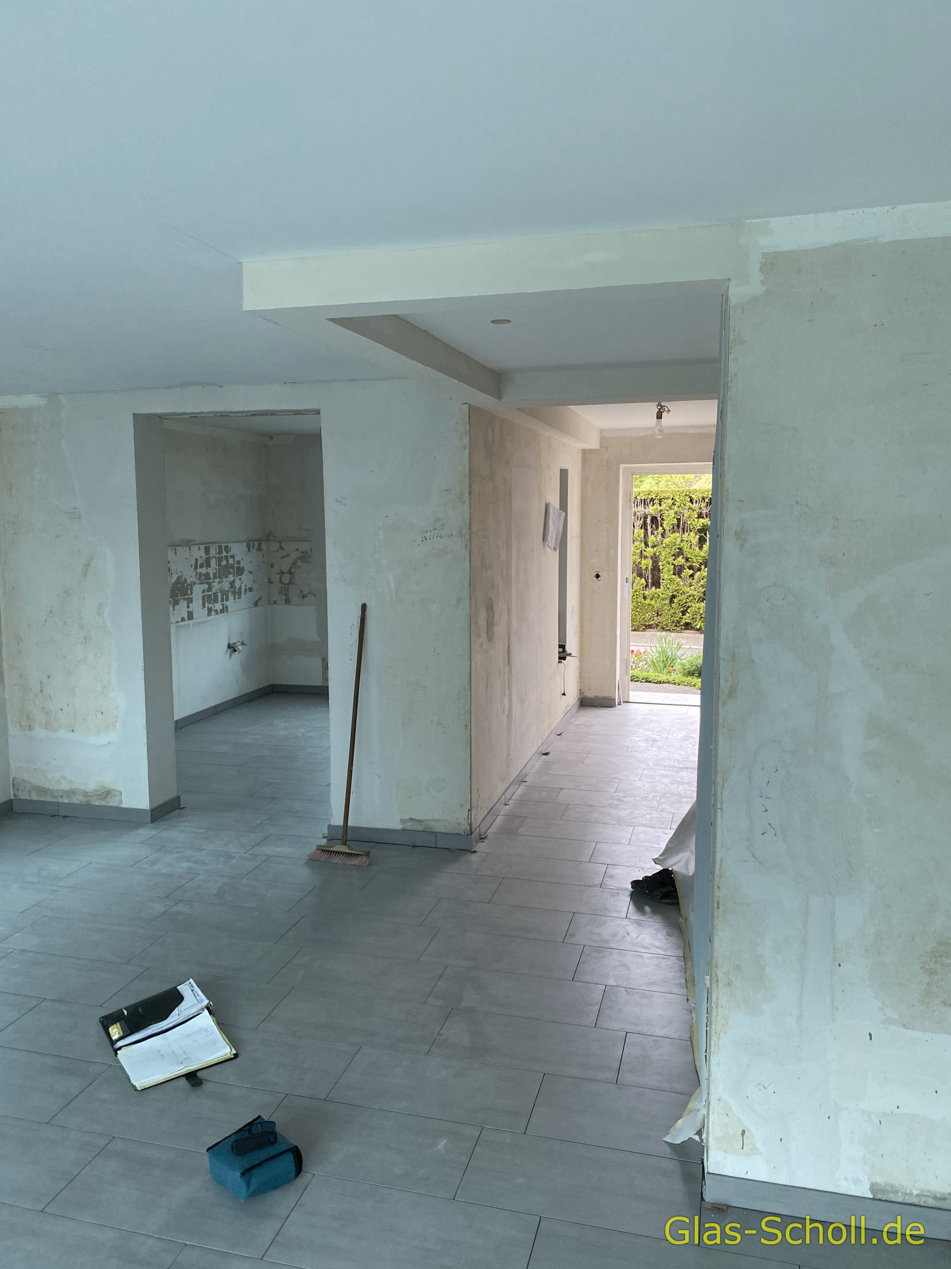 Twinline und Portavant G120 Schiebetüranlage über Eck als Flur-Wohnzimmer-Abtrennung von Glas Scholl