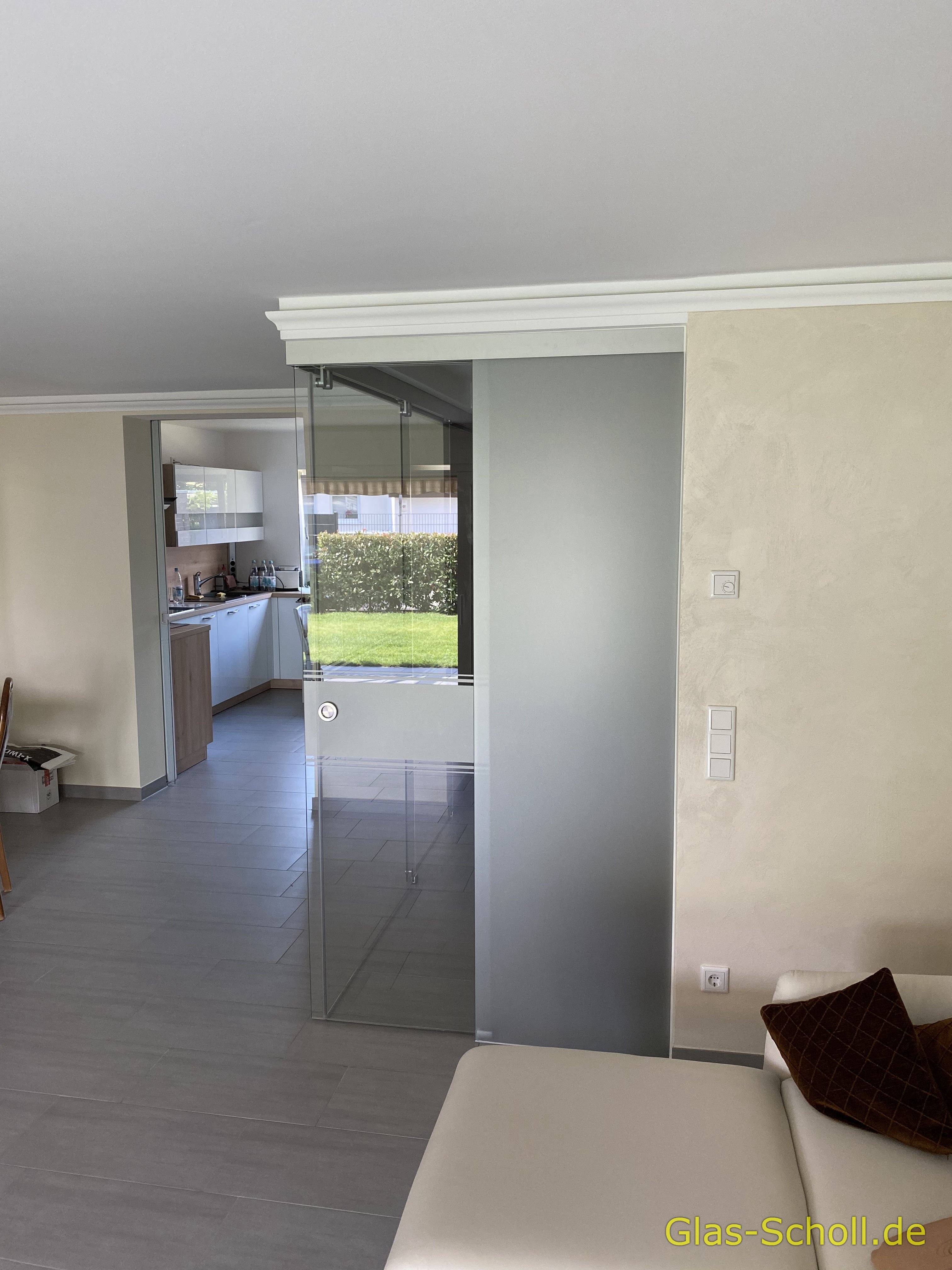 Twinline und Portavant G120 Schiebetüranlage über Eck als Flur-Wohnzimmer-Abtrennung von Glas Scholl