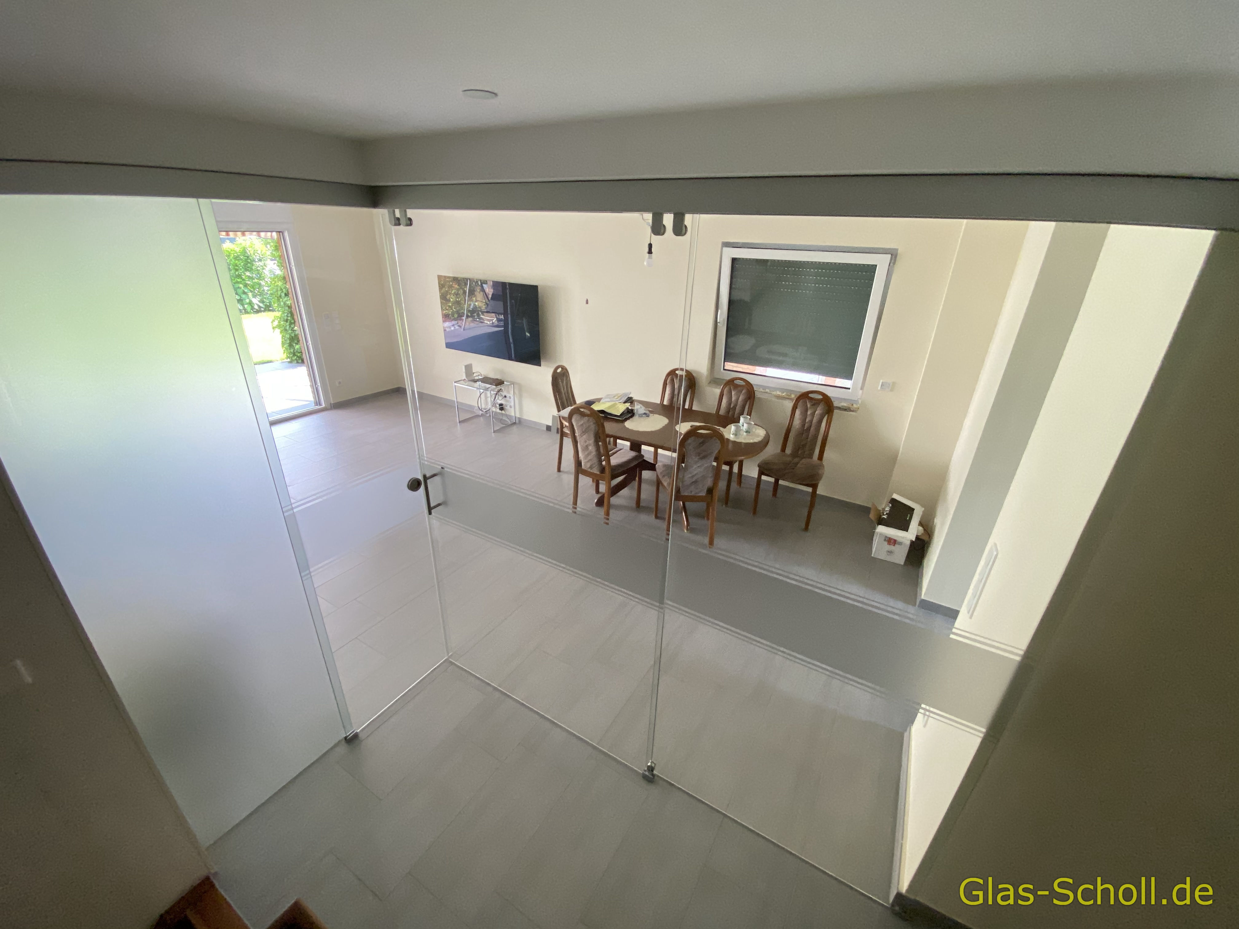 Twinline und Portavant G120 Schiebetüranlage über Eck als Flur-Wohnzimmer-Abtrennung von Glas Scholl