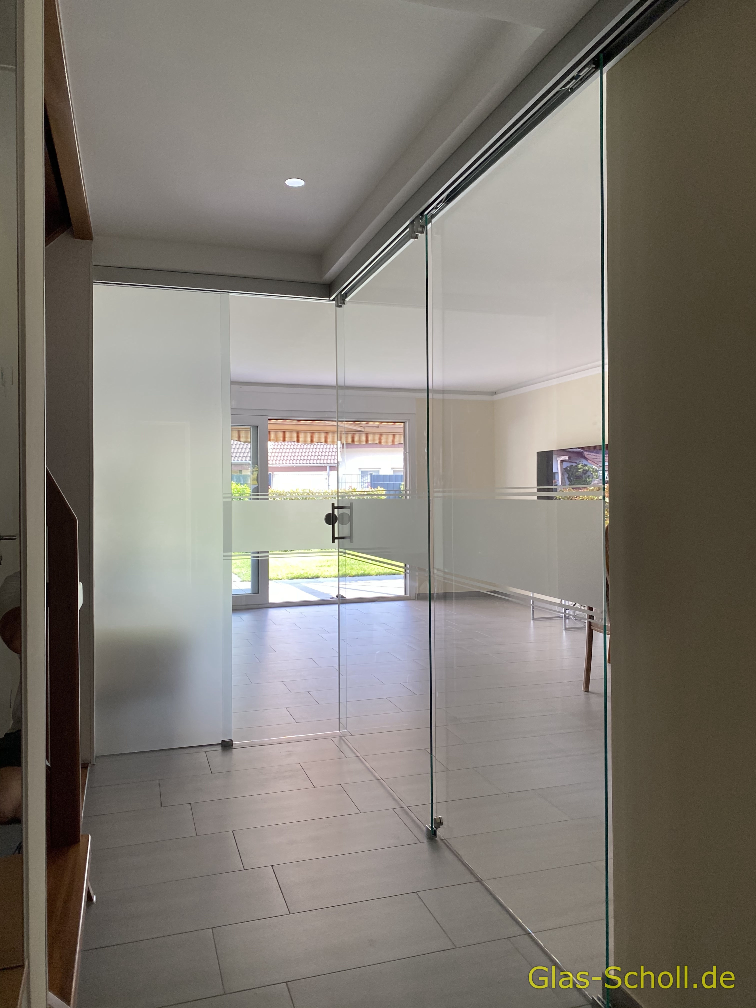 Twinline und Portavant G120 Schiebetüranlage über Eck als Flur-Wohnzimmer-Abtrennung von Glas Scholl