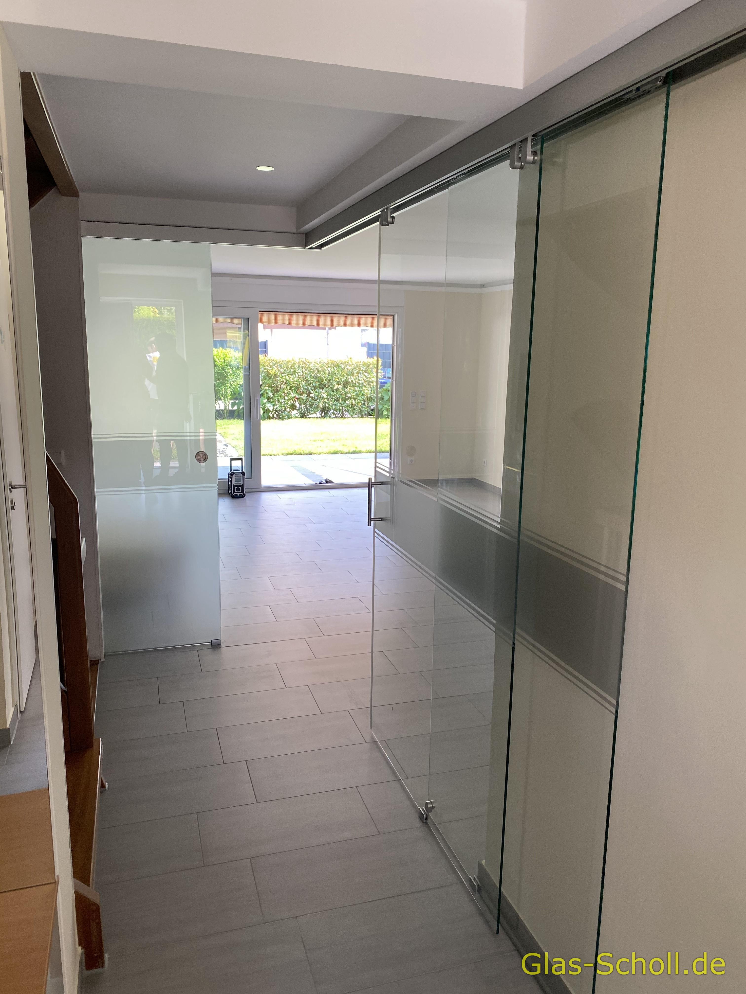 Twinline und Portavant G120 Schiebetüranlage über Eck als Flur-Wohnzimmer-Abtrennung von Glas Scholl