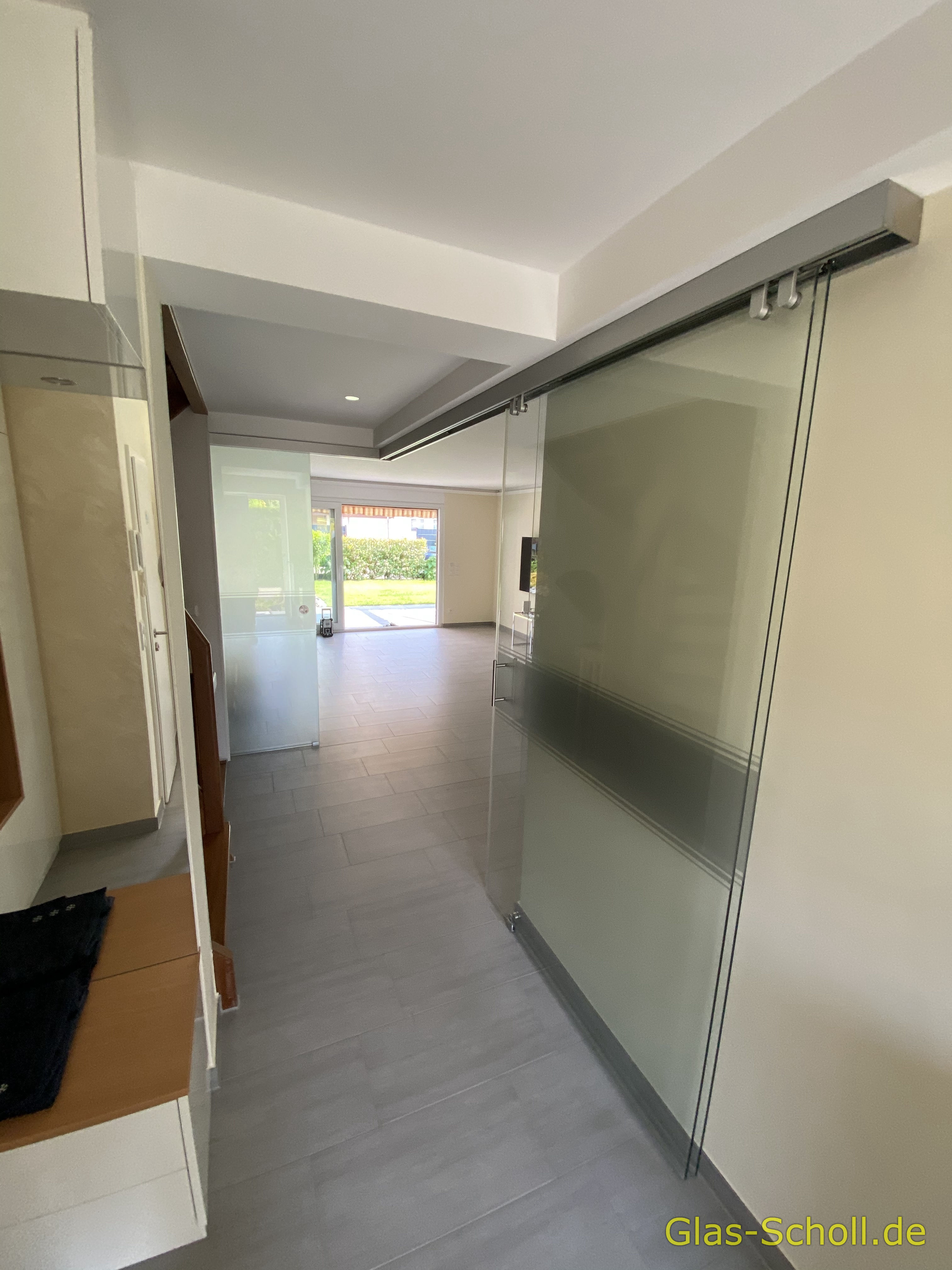 Twinline und Portavant G120 Schiebetüranlage über Eck als Flur-Wohnzimmer-Abtrennung von Glas Scholl