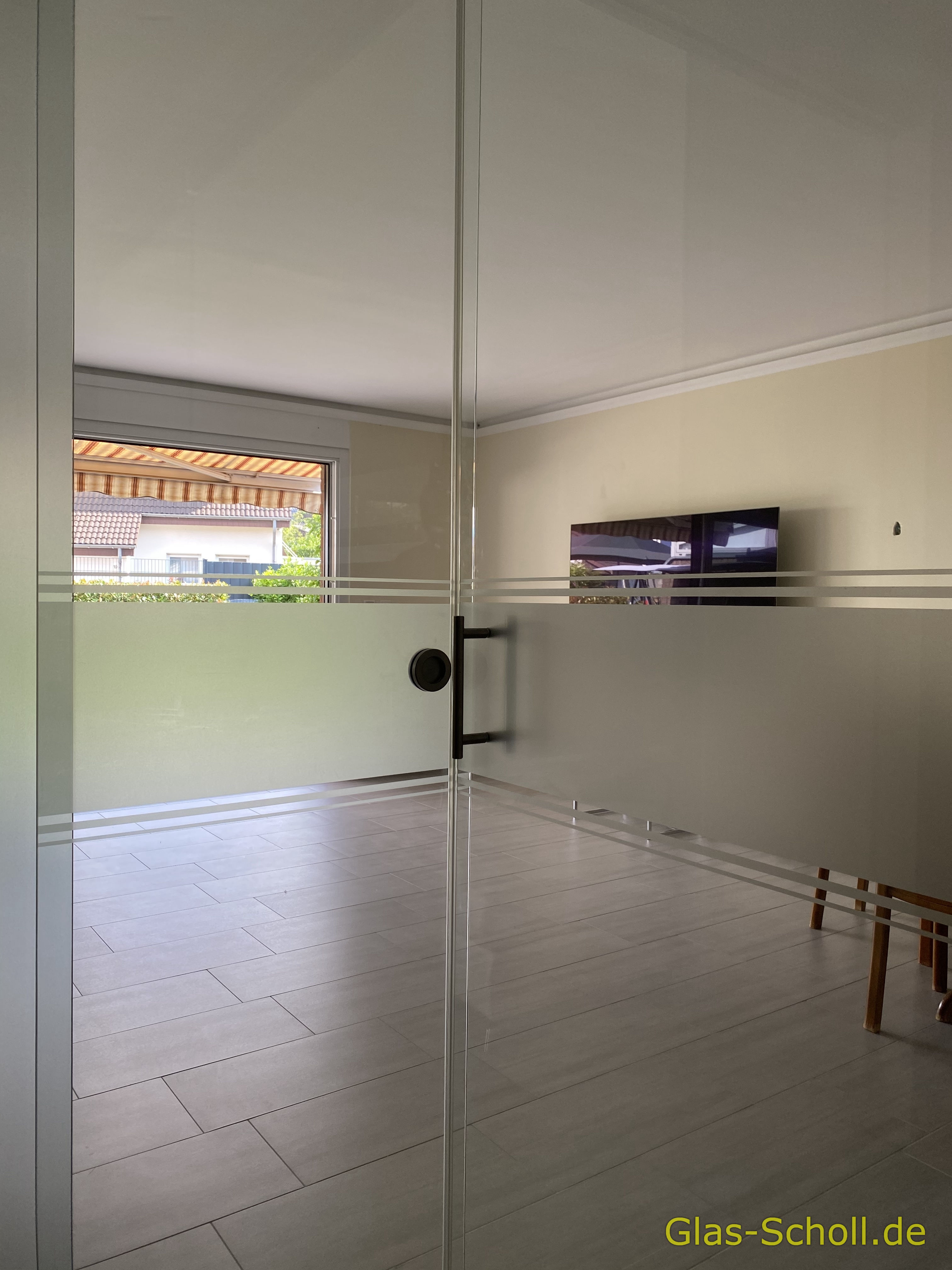 Twinline und Portavant G120 Schiebetüranlage über Eck als Flur-Wohnzimmer-Abtrennung von Glas Scholl