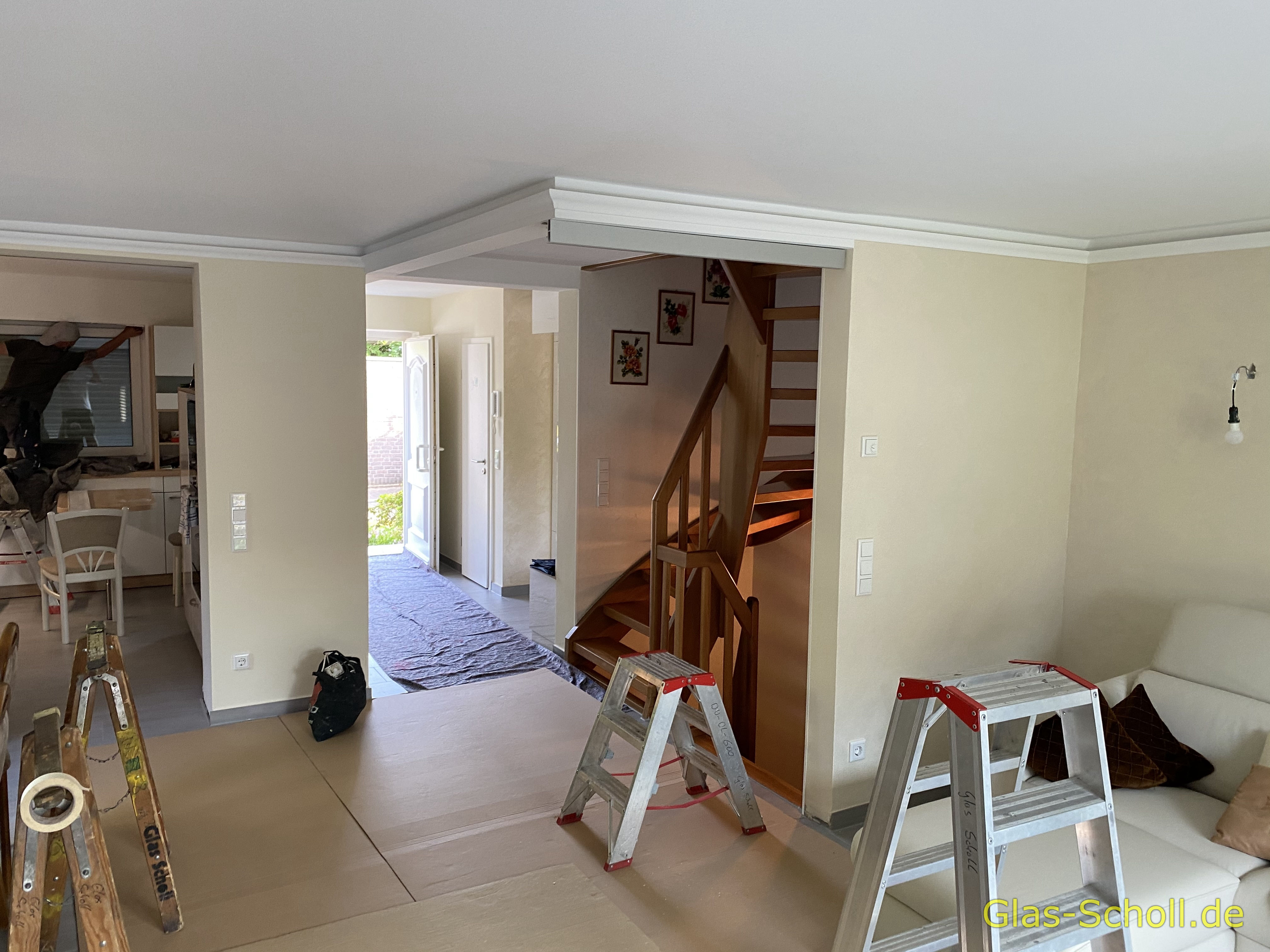 Twinline und Portavant G120 Schiebetüranlage über Eck als Flur-Wohnzimmer-Abtrennung von Glas Scholl