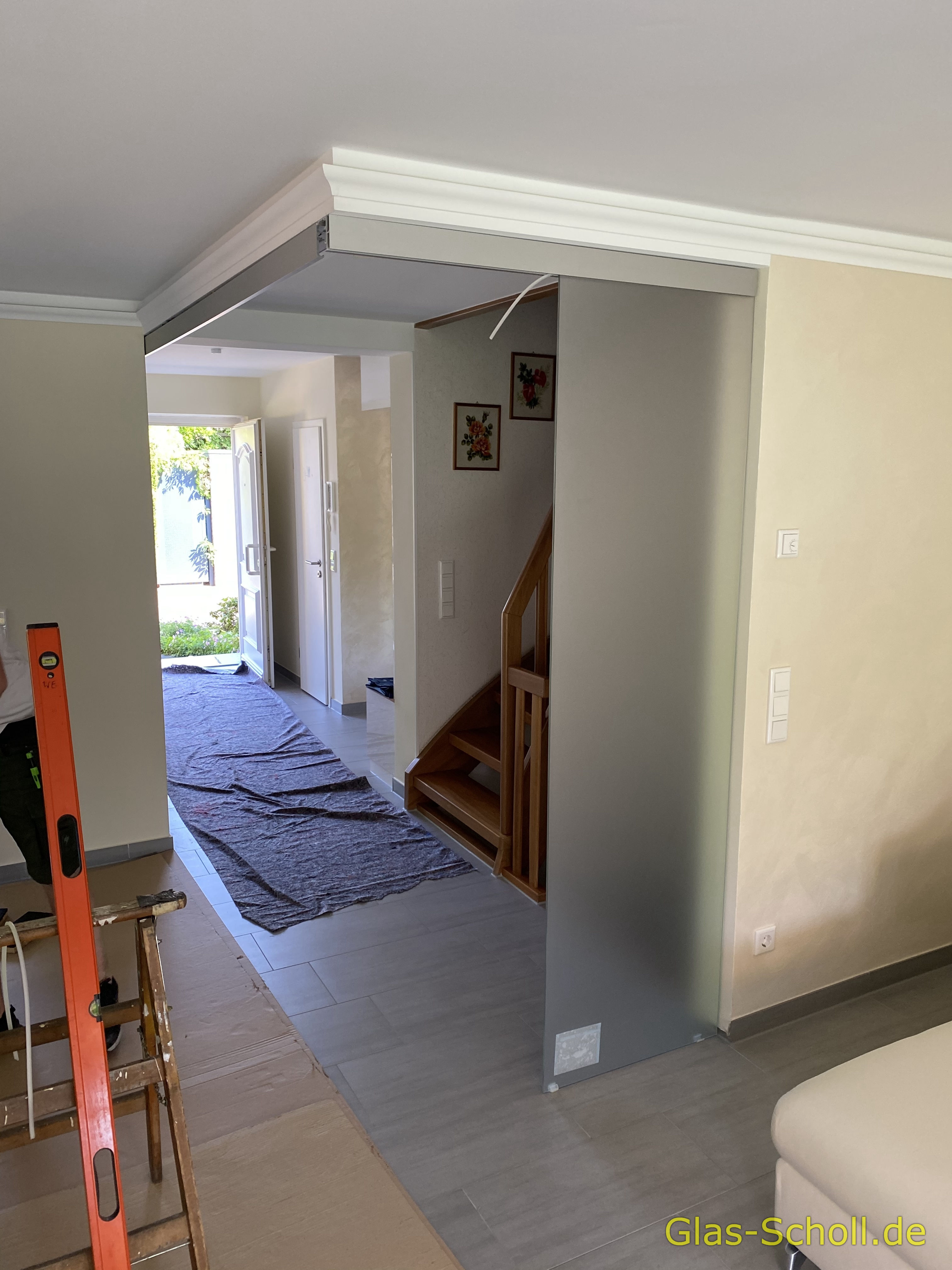 Twinline und Portavant G120 Schiebetüranlage über Eck als Flur-Wohnzimmer-Abtrennung von Glas Scholl