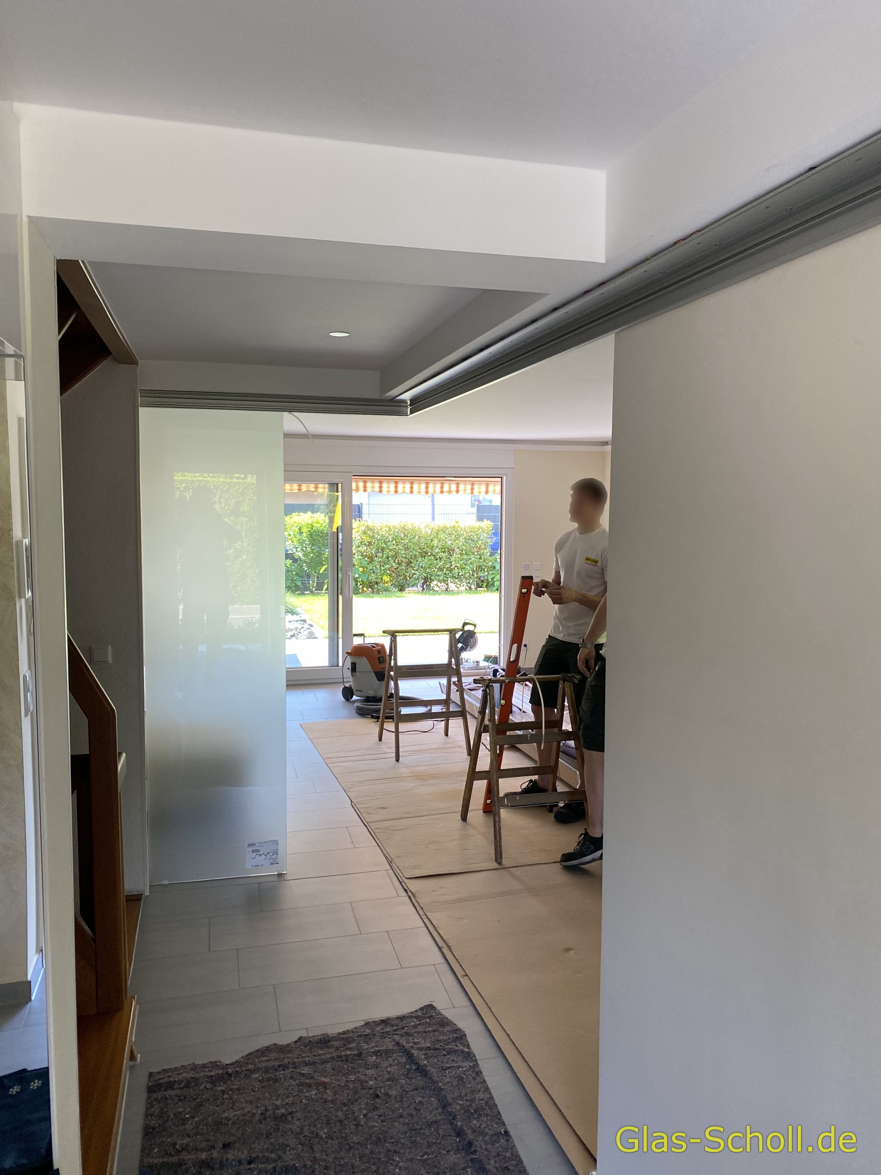 Twinline und Portavant G120 Schiebetüranlage über Eck als Flur-Wohnzimmer-Abtrennung von Glas Scholl
