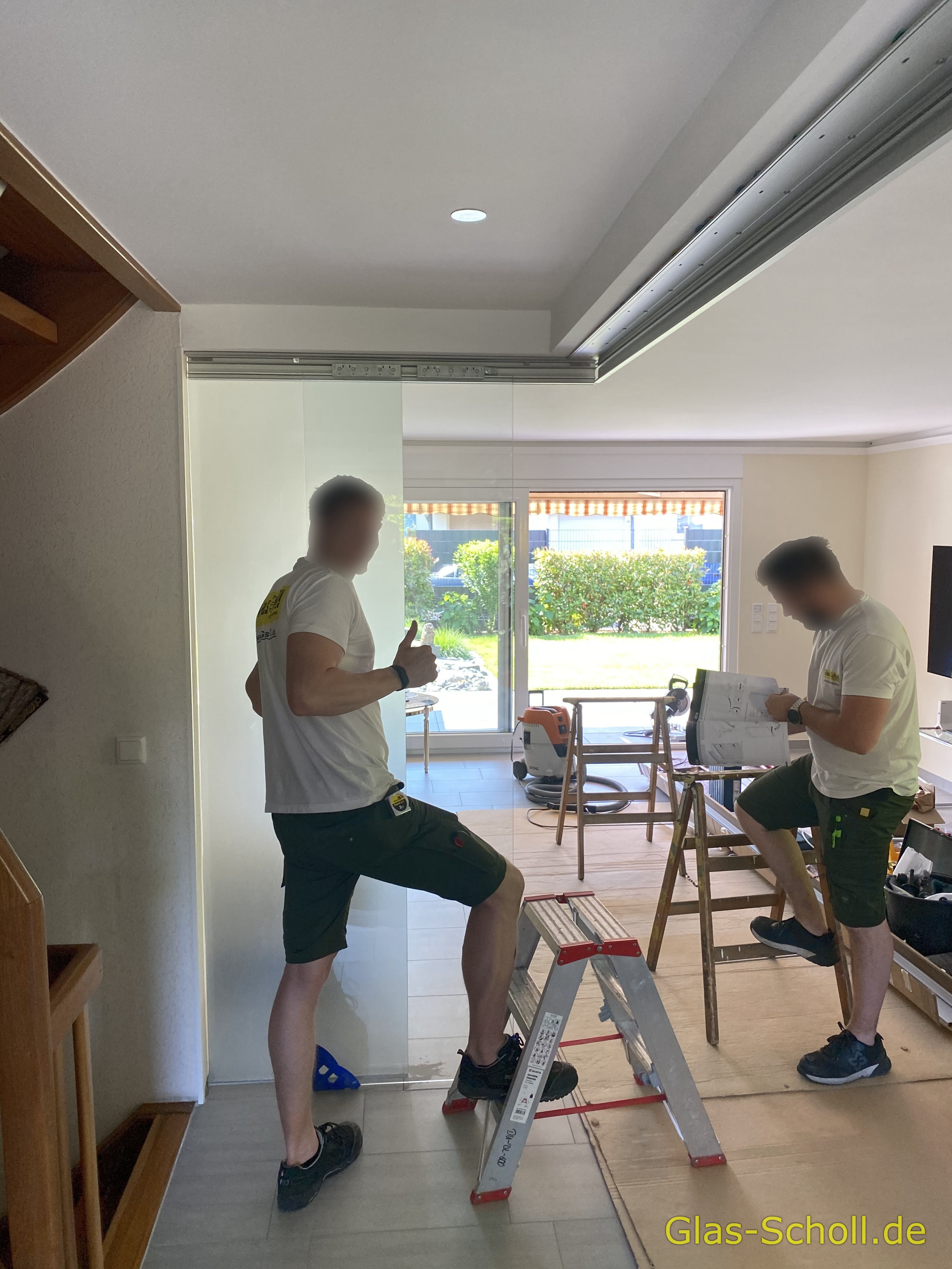 Twinline und Portavant G120 Schiebetüranlage über Eck als Flur-Wohnzimmer-Abtrennung von Glas Scholl