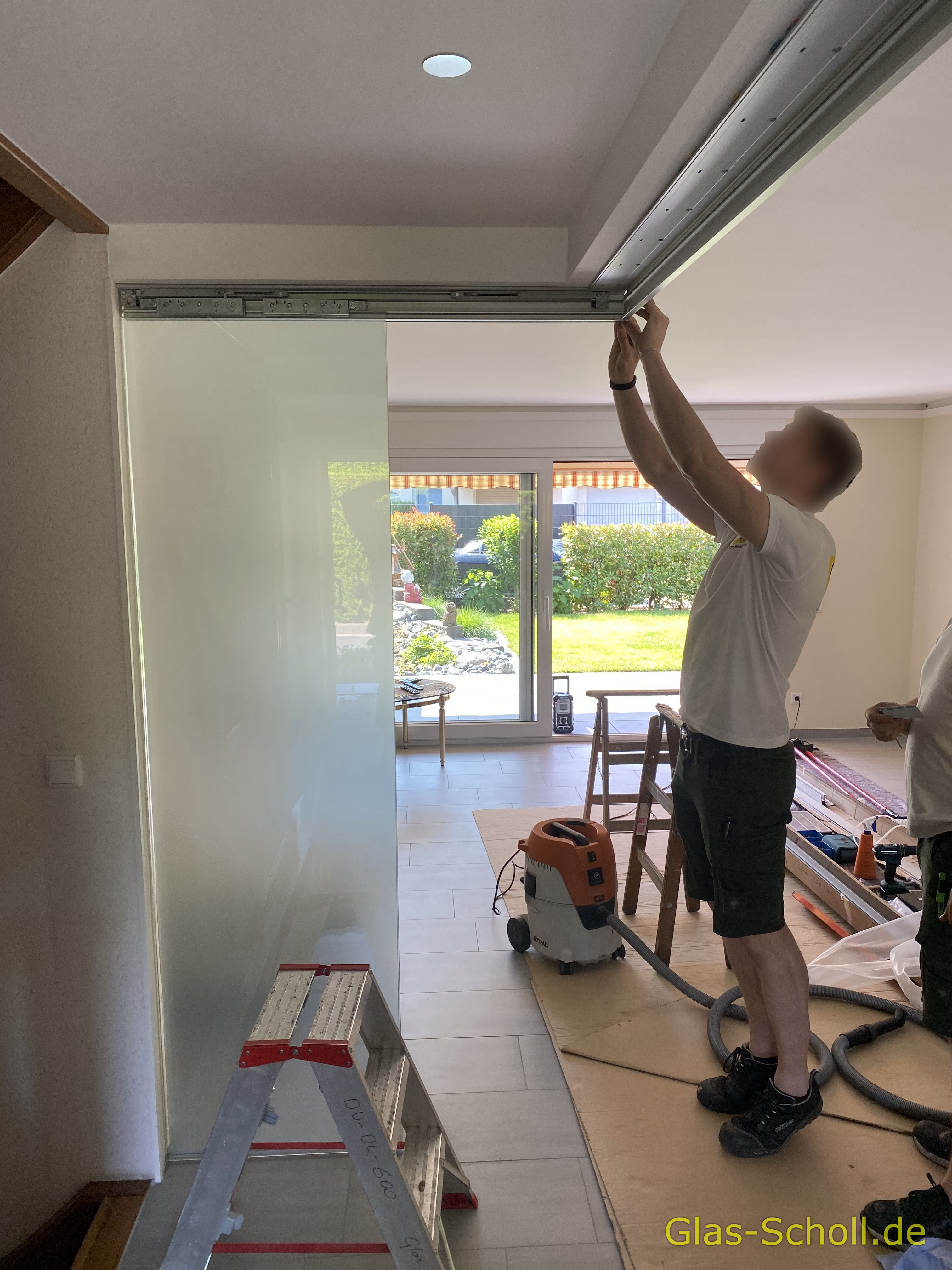 Twinline und Portavant G120 Schiebetüranlage über Eck als Flur-Wohnzimmer-Abtrennung von Glas Scholl