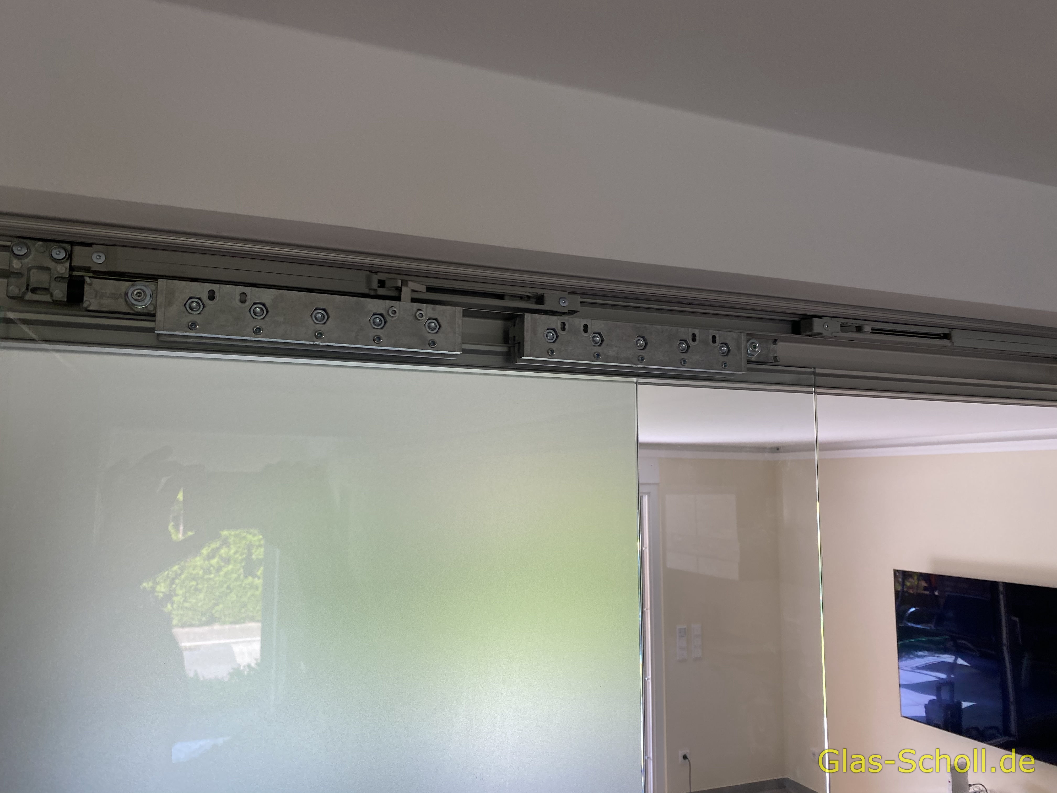 Twinline und Portavant G120 Schiebetüranlage über Eck als Flur-Wohnzimmer-Abtrennung von Glas Scholl