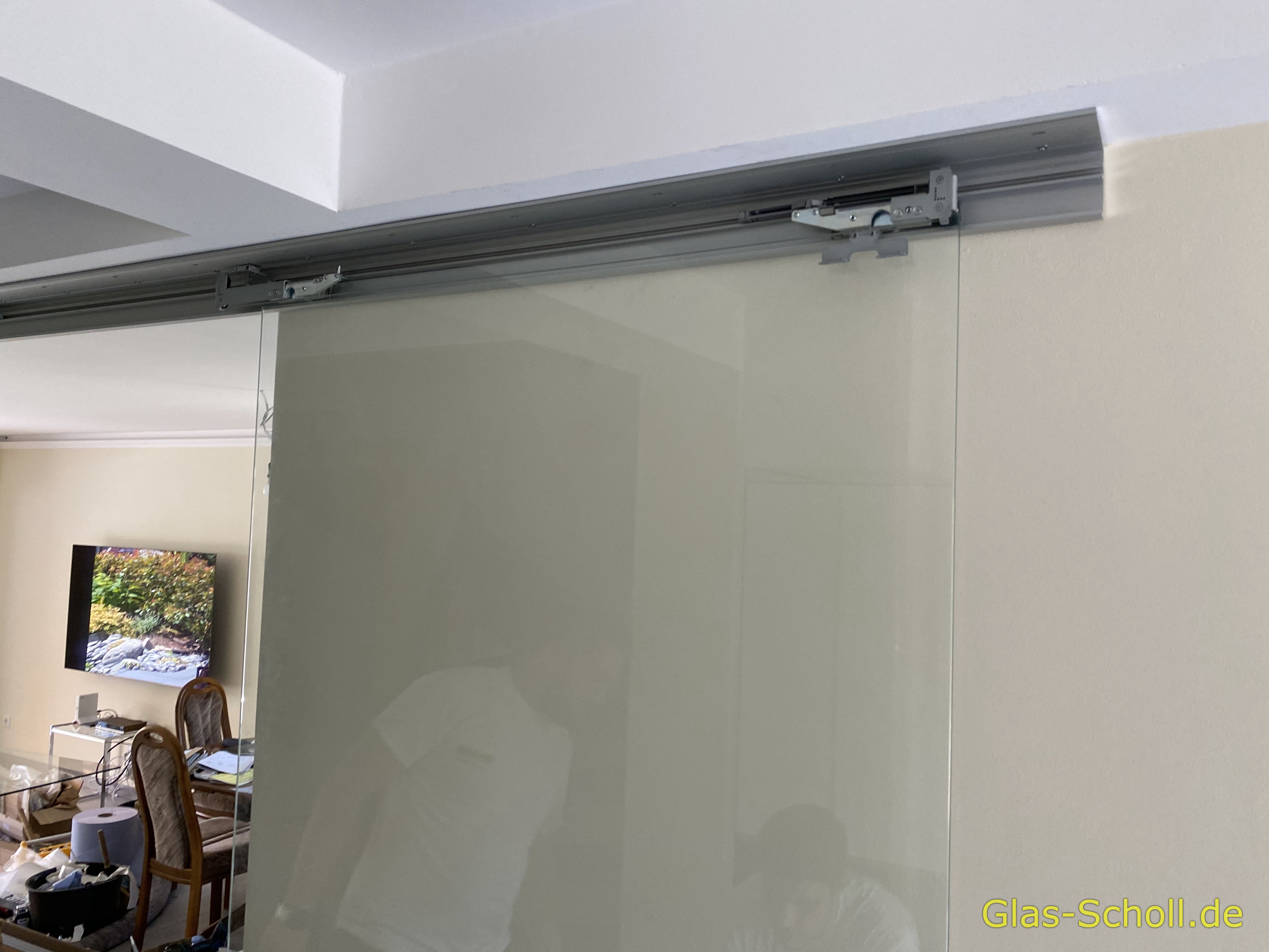 Twinline und Portavant G120 Schiebetüranlage über Eck als Flur-Wohnzimmer-Abtrennung von Glas Scholl