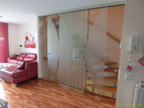 Treppenhaus-Abtrennung mit Halbkreis-Sichtschutzfolierung