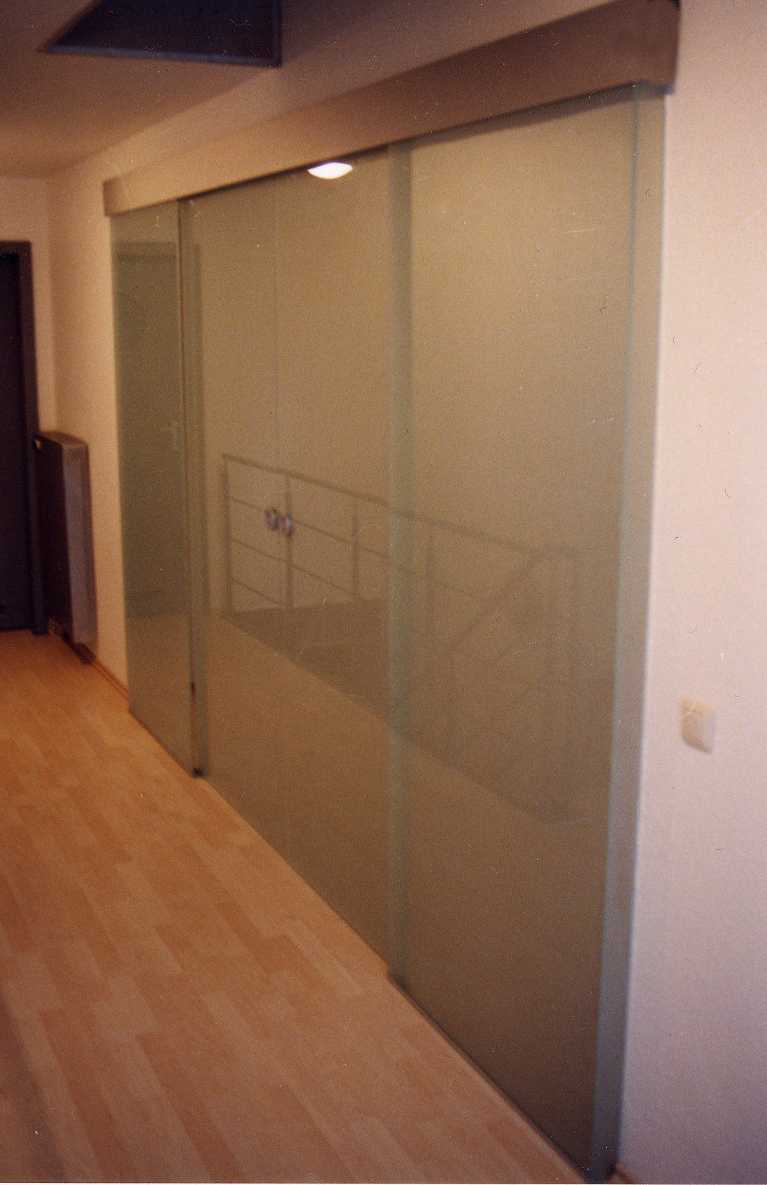 Zwei Schiebetüren und zwei Festteile als Abtrennung zum Schlafzimmer