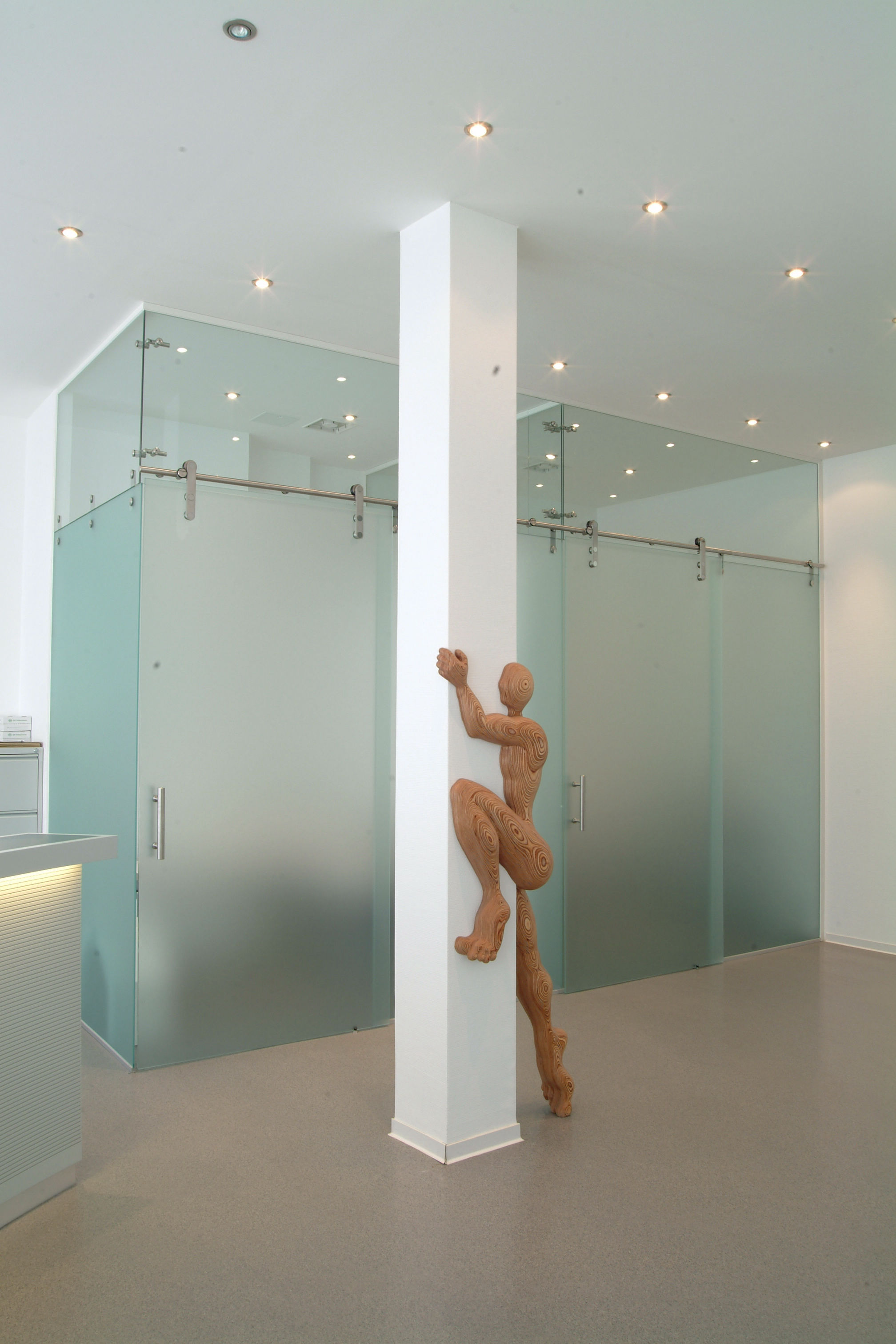 Glasraum mit Schiebetüren.