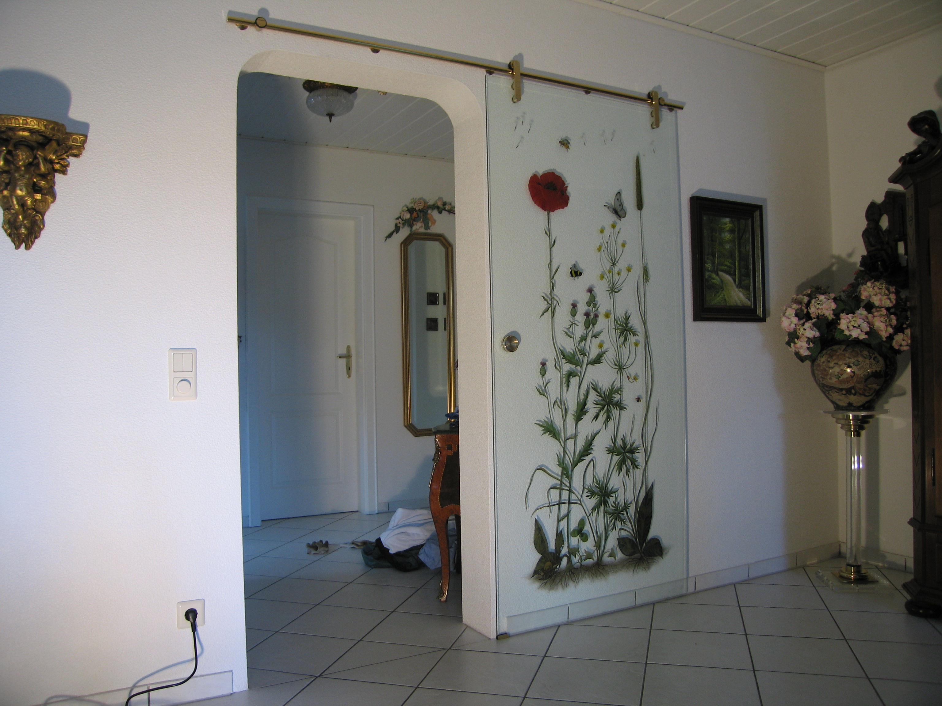 Design-Glasschiebetür mit Malerei und goldener Laufschiene von Glas Scholl