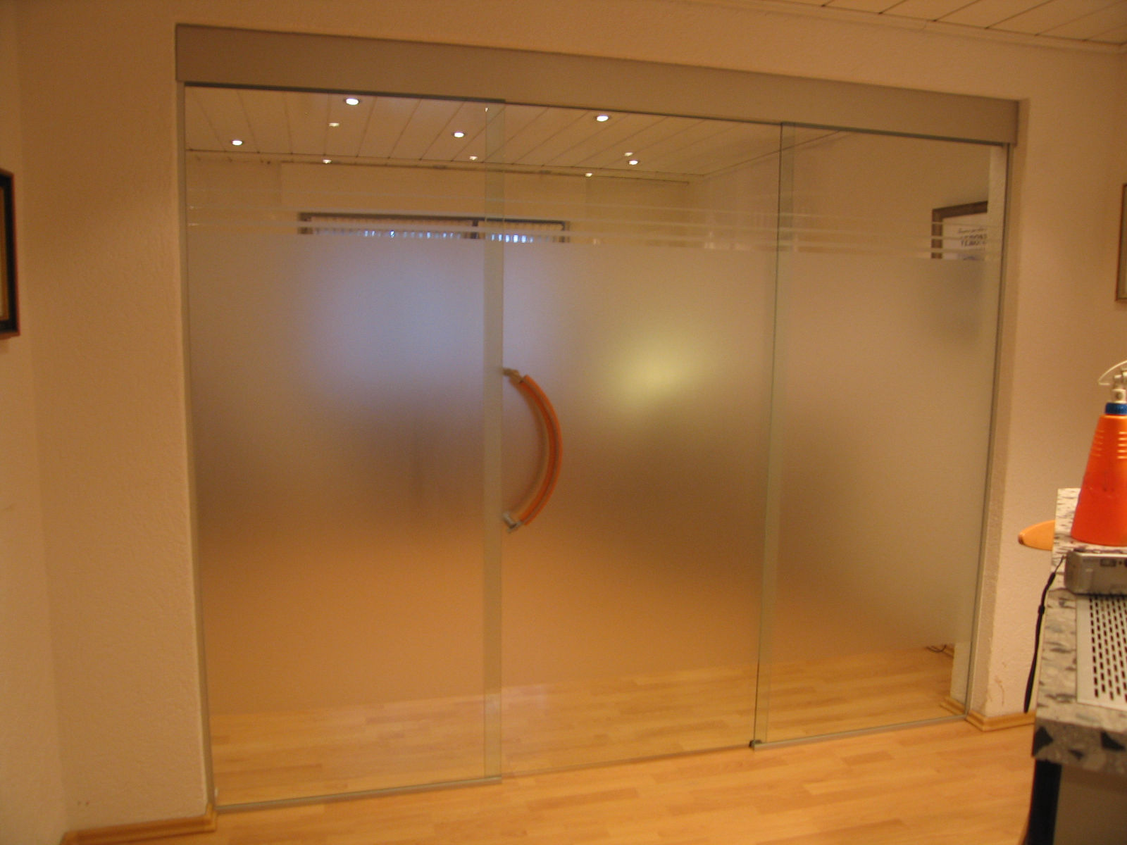 Schiebetüranlage ziwschen Wohnzimmer und Küche von Glas Scholl