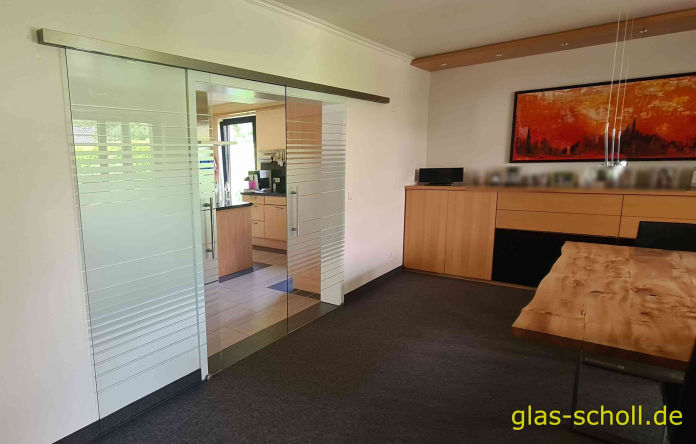 doppelflüglige Schiebetüranlage mit Streifendekorfolierung (102)