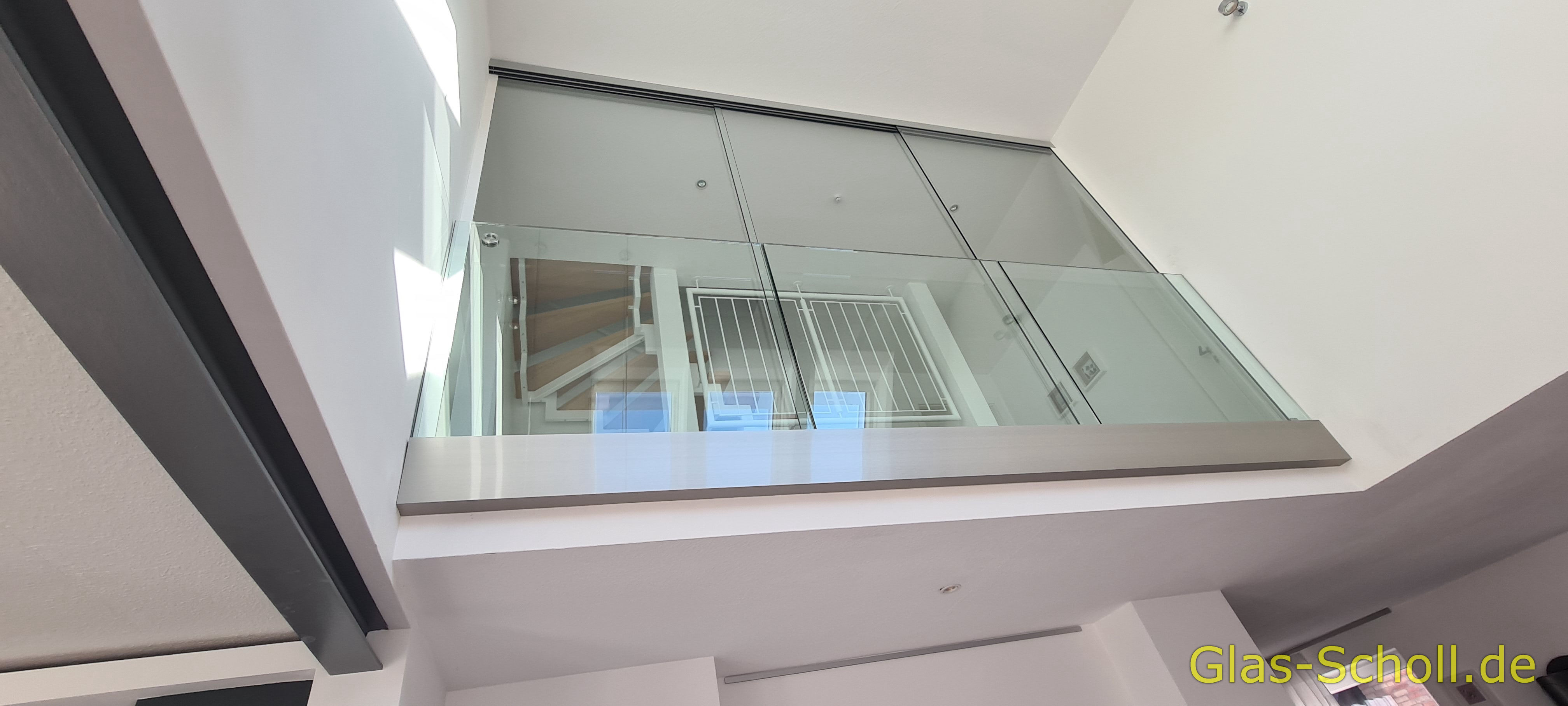 Glasabtrennung und Ganzglas-Absturzsicherung als transparente Wärme- und Schallschutz-Abtrennung