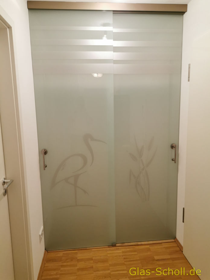 Zweiflüglige Schiebetür vor einer Garderobe mit Motiv
