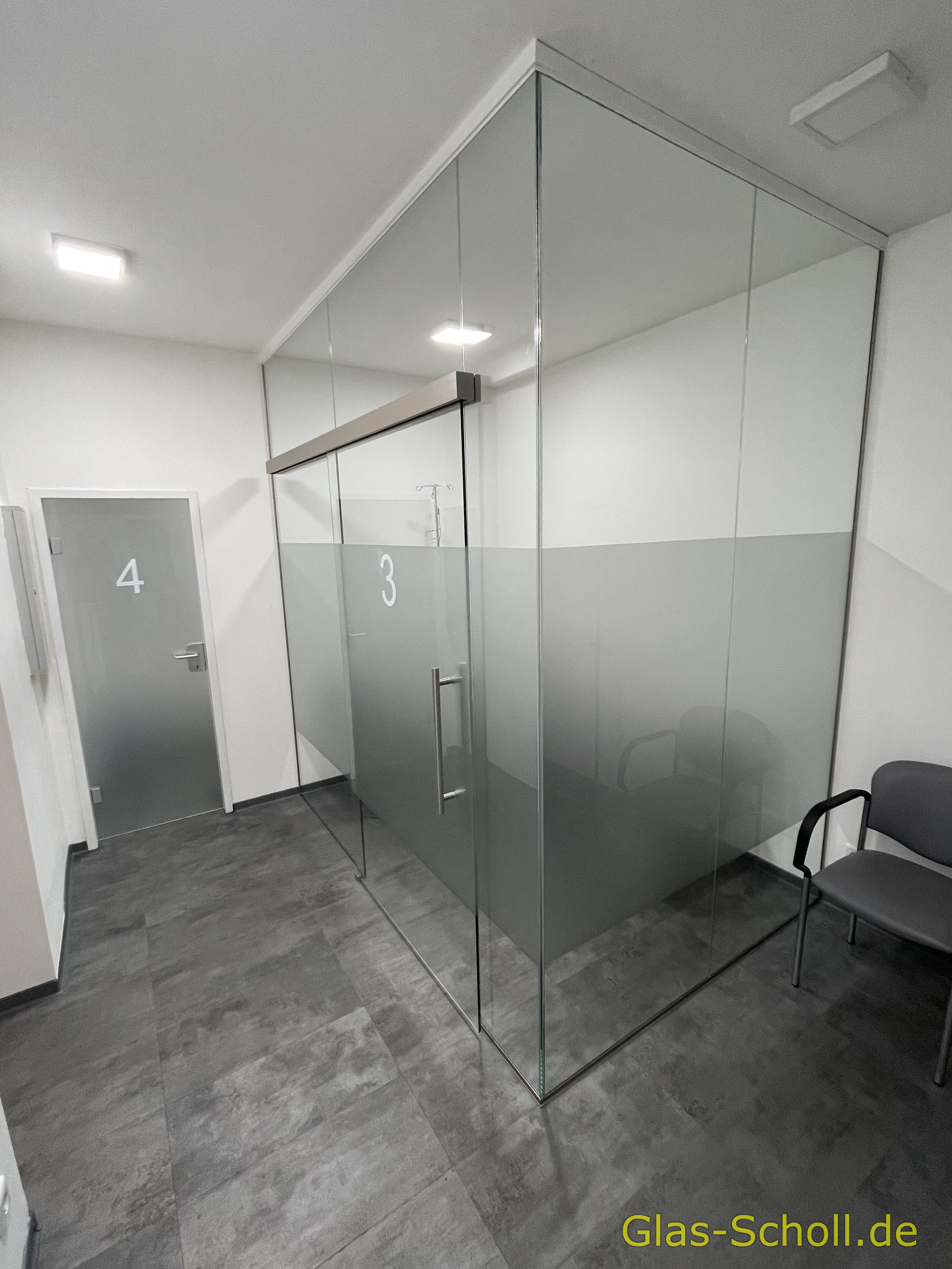 Arzt Behandlungsraum komplett aus Glas mit Ganzglas-Schiebetür