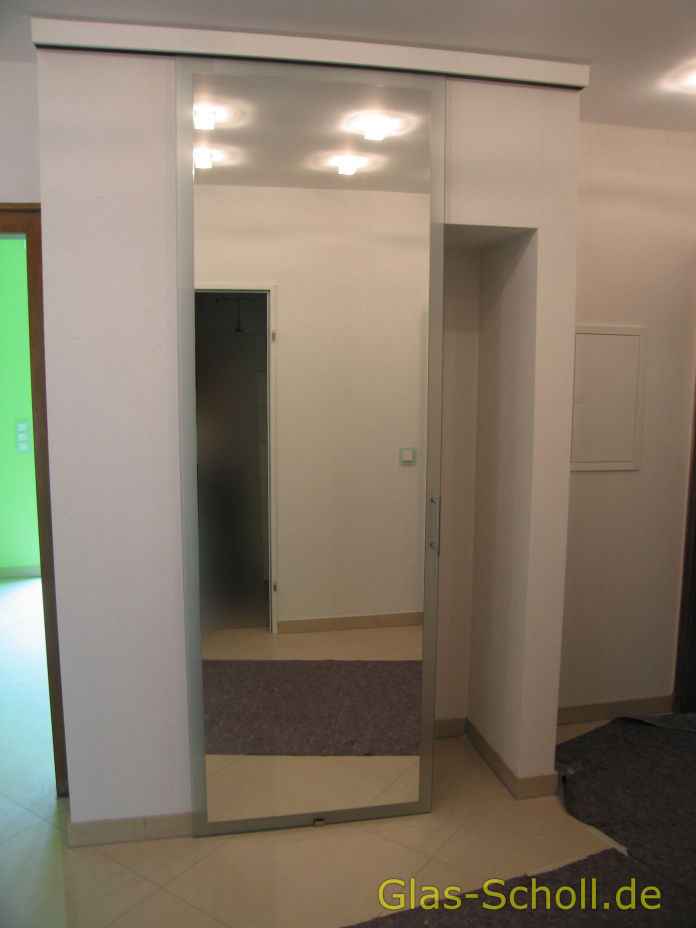 Schiebetür mit Spiegel vor einer Garderoben-Nische