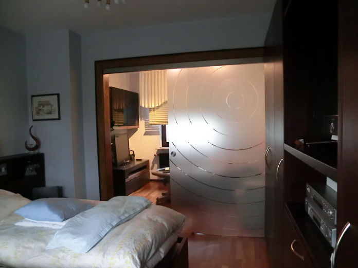 2flgl. Softstop-Schiebetür mit Seitenteil und Design-Dekormuster (P-05) von Glas Scholl