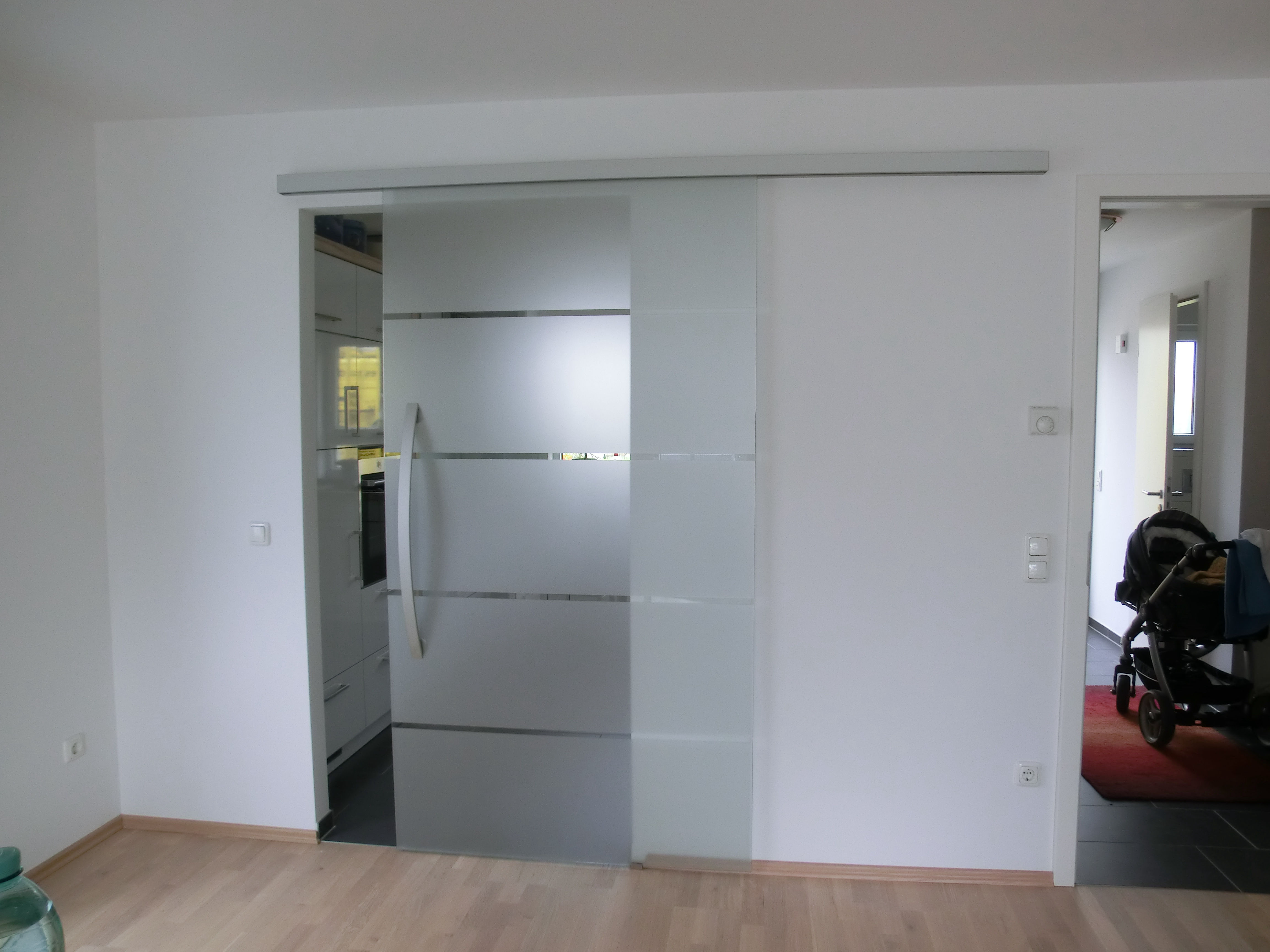 Softstop-Schiebetür mit Dekorfolierung von Glas Scholl