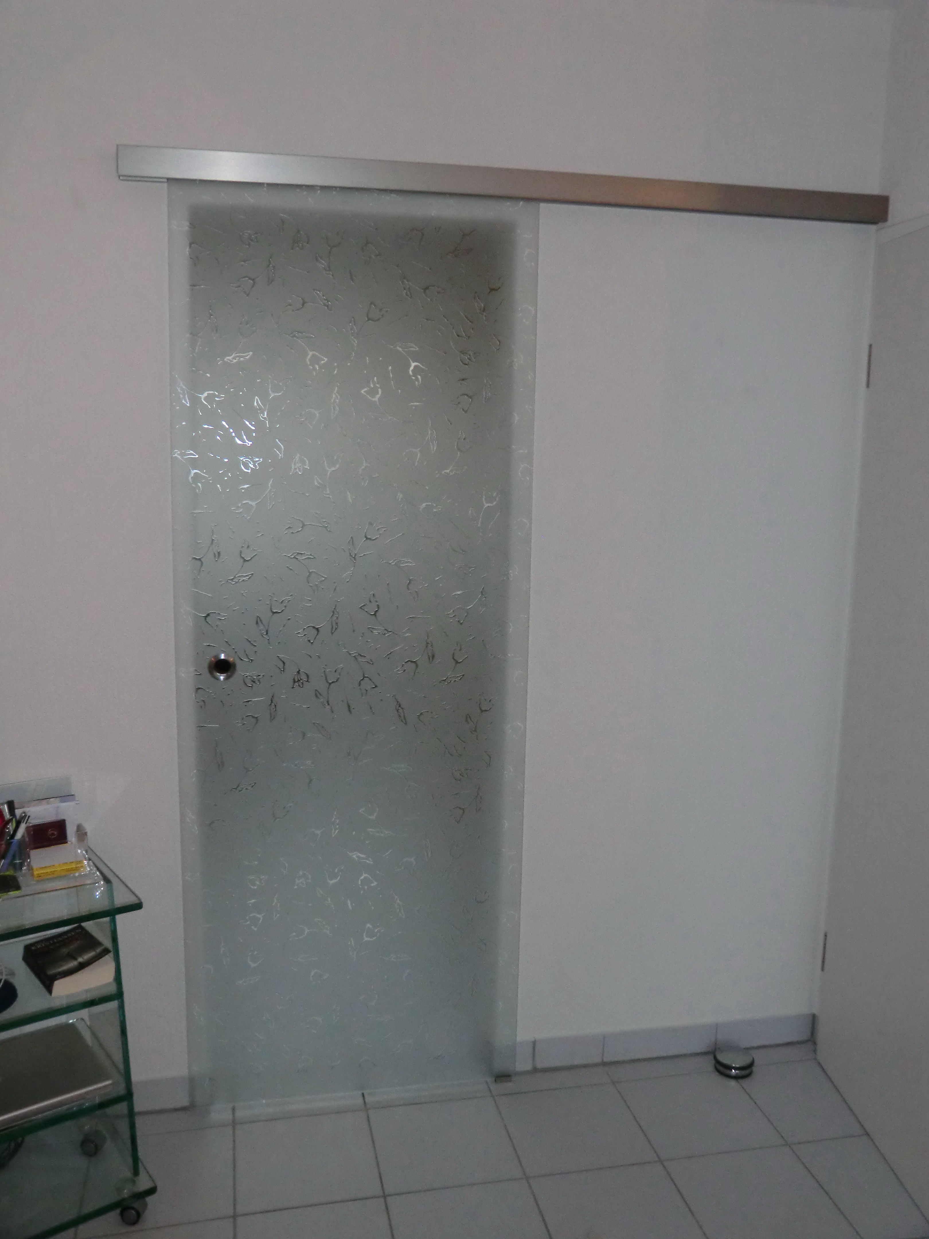 Einflüglige Softstop-Schiebetüre mit ital. MADRAS Dekorglas "FLOS"