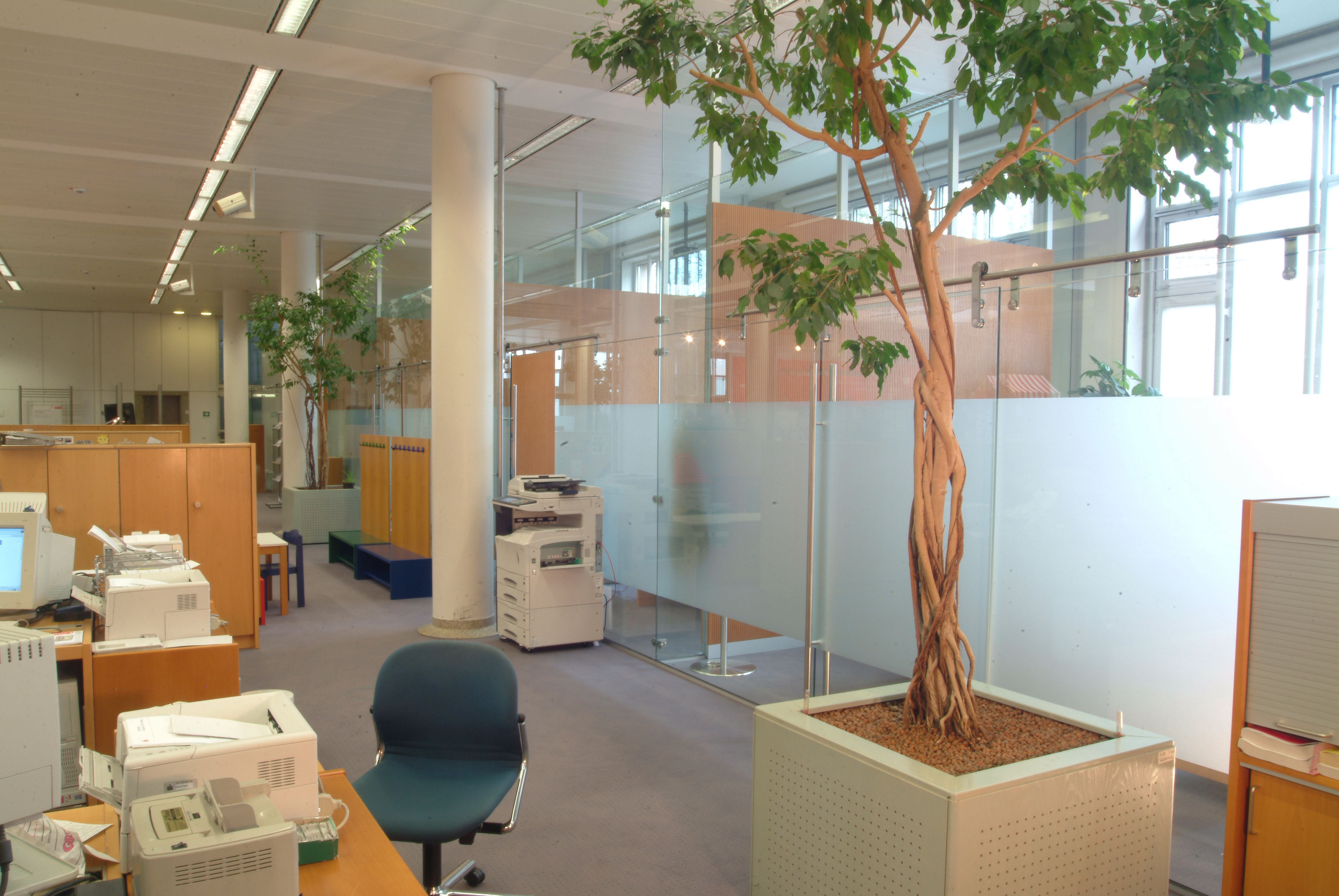 Grosse Schiebetüranlage einer Bank 