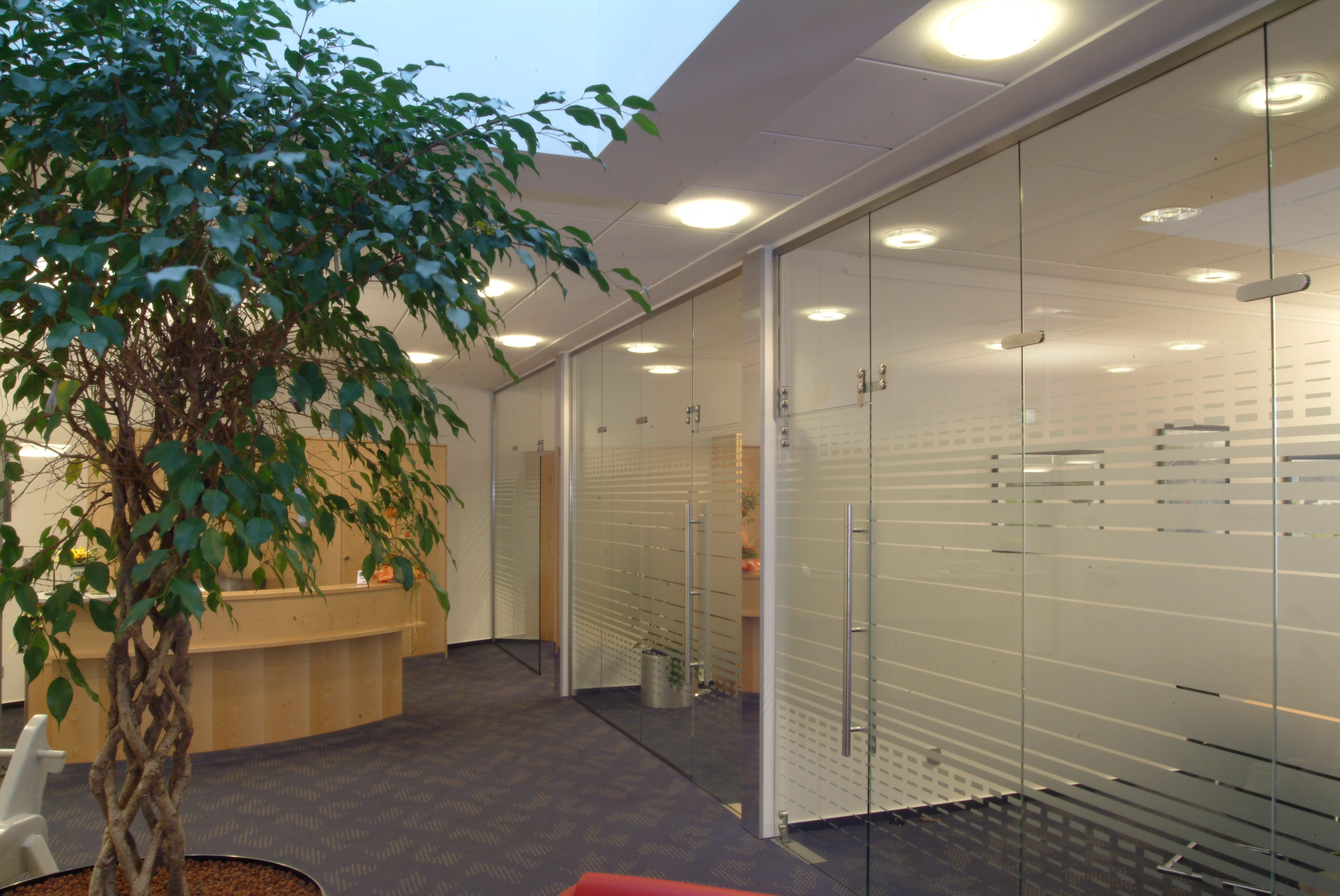 Schiebetüranlagen in einer Bank von Glas Scholl