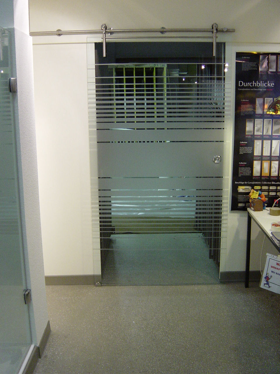 IceTec Office Schiebetüranlage mit Streifendekor von Glas Scholl