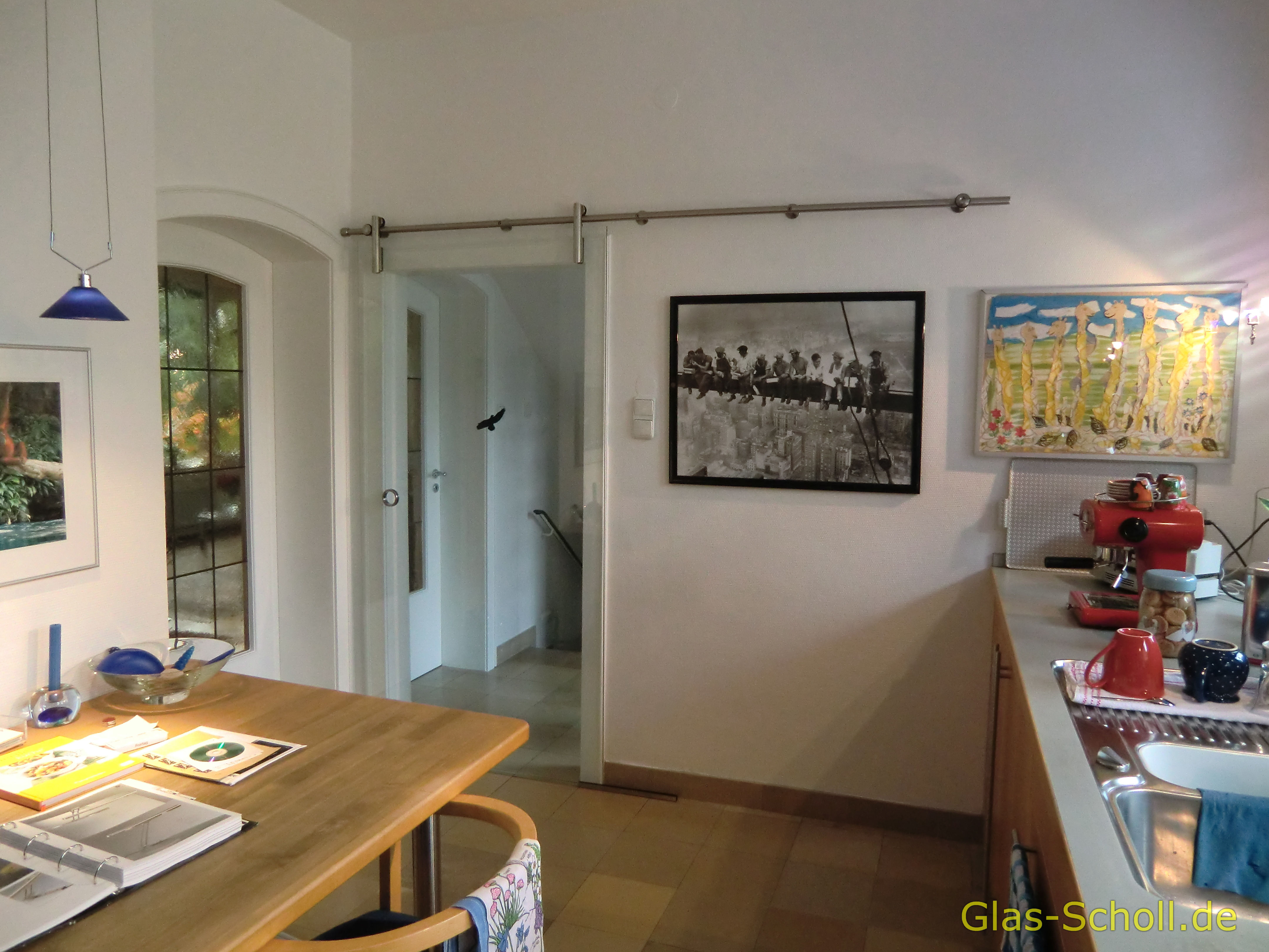 MWE Ganzglas-Schiebetüre Visio mit langer Bodenführung wegen Lichtschalter von Glas Scholl