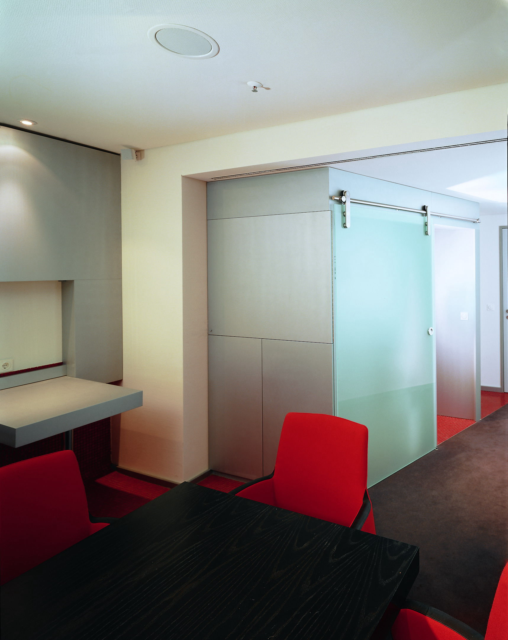 Schiebetür in einer VIP-Lounge