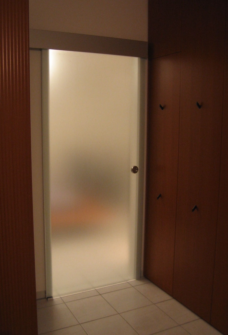 Schiebetür, die sich hinter einen Schrank schiebt von Glas Scholl